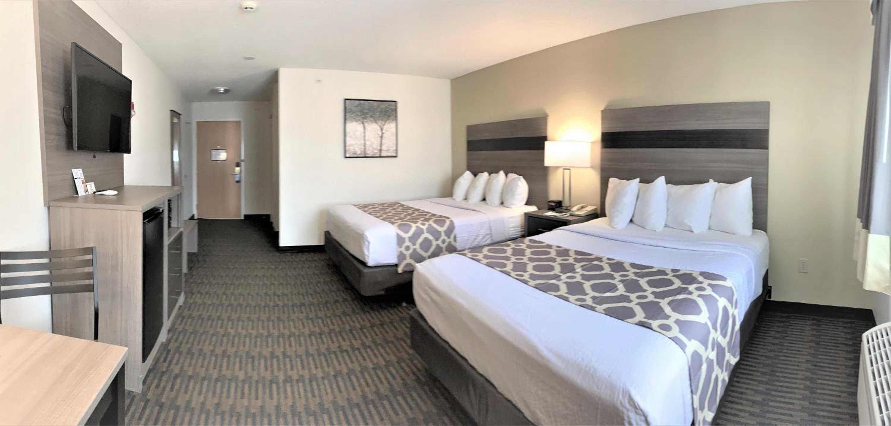 Queen Room with Two Queen Beds - Non-Smoking - Photo 4