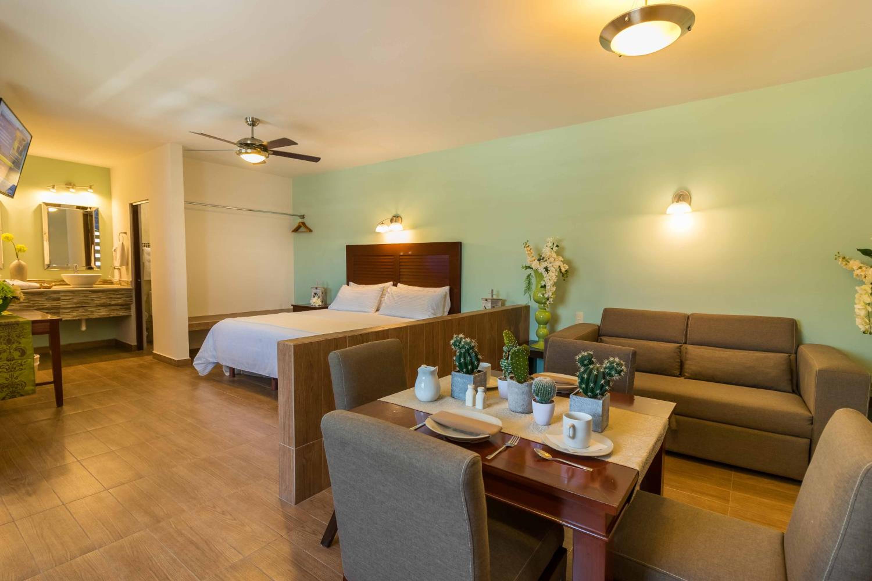 Deluxe King Suite photo 2