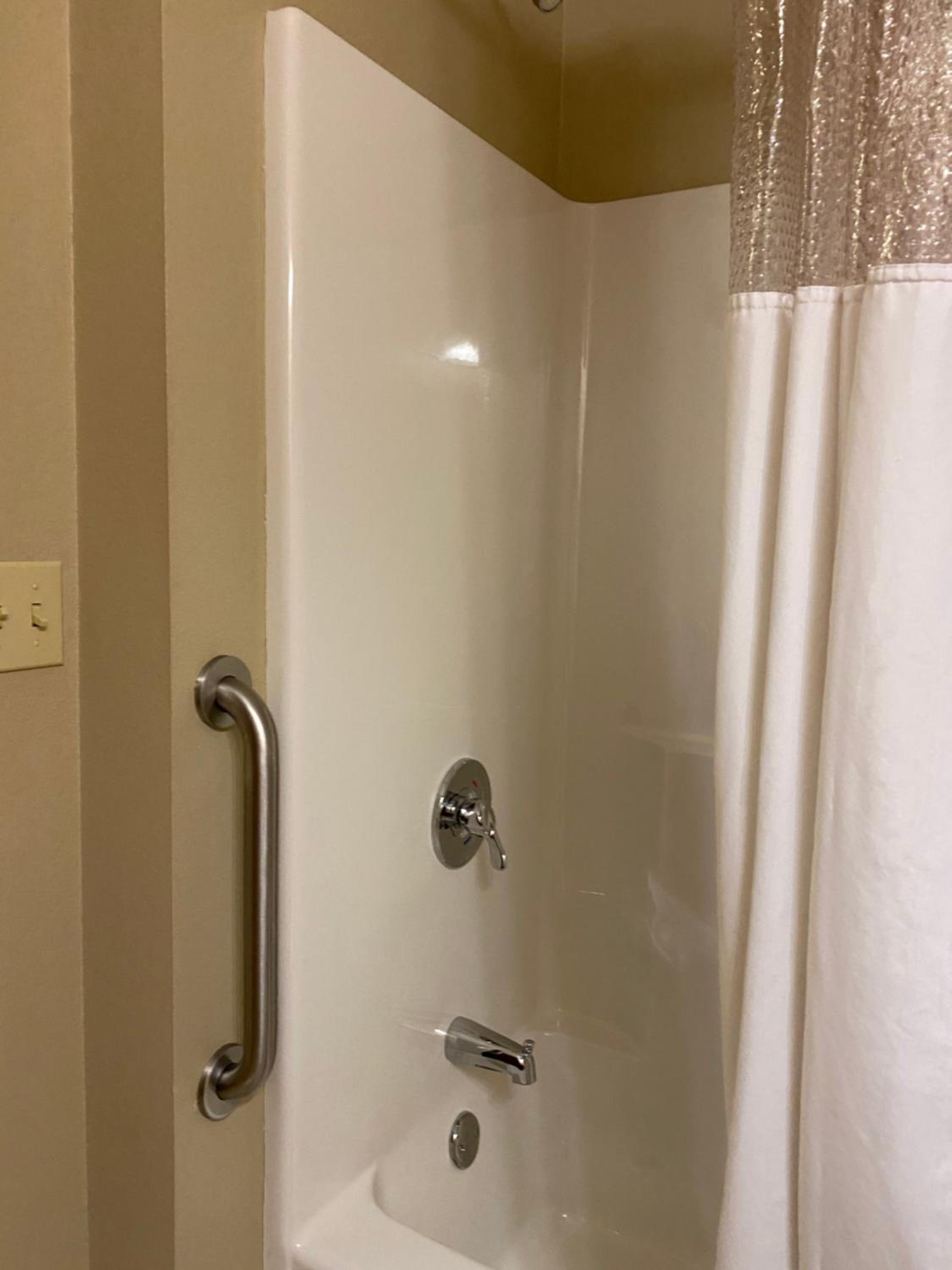 Queen Room - Disability Access Tub / Non-Smoking photo 3