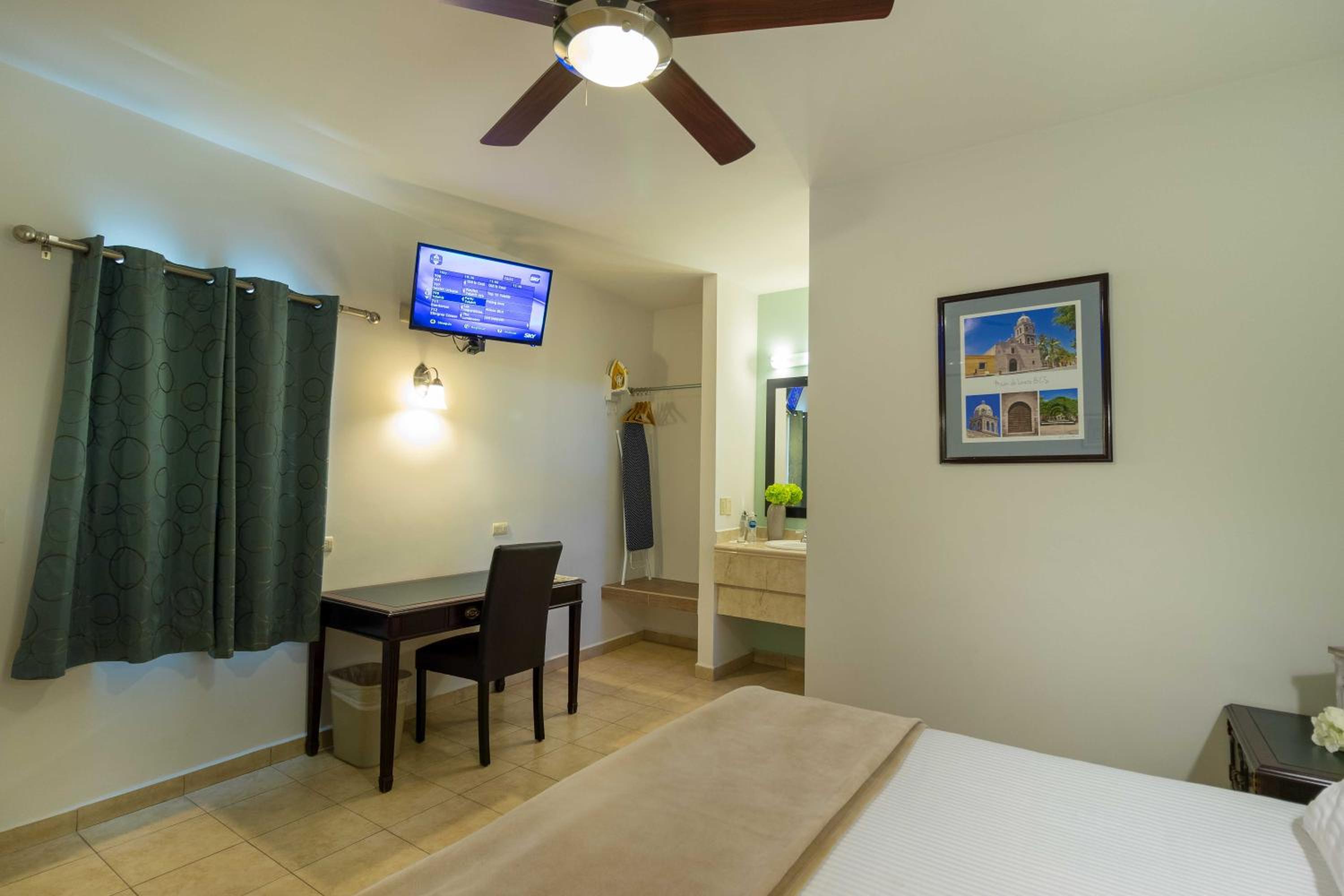 Standard King Room photo 3