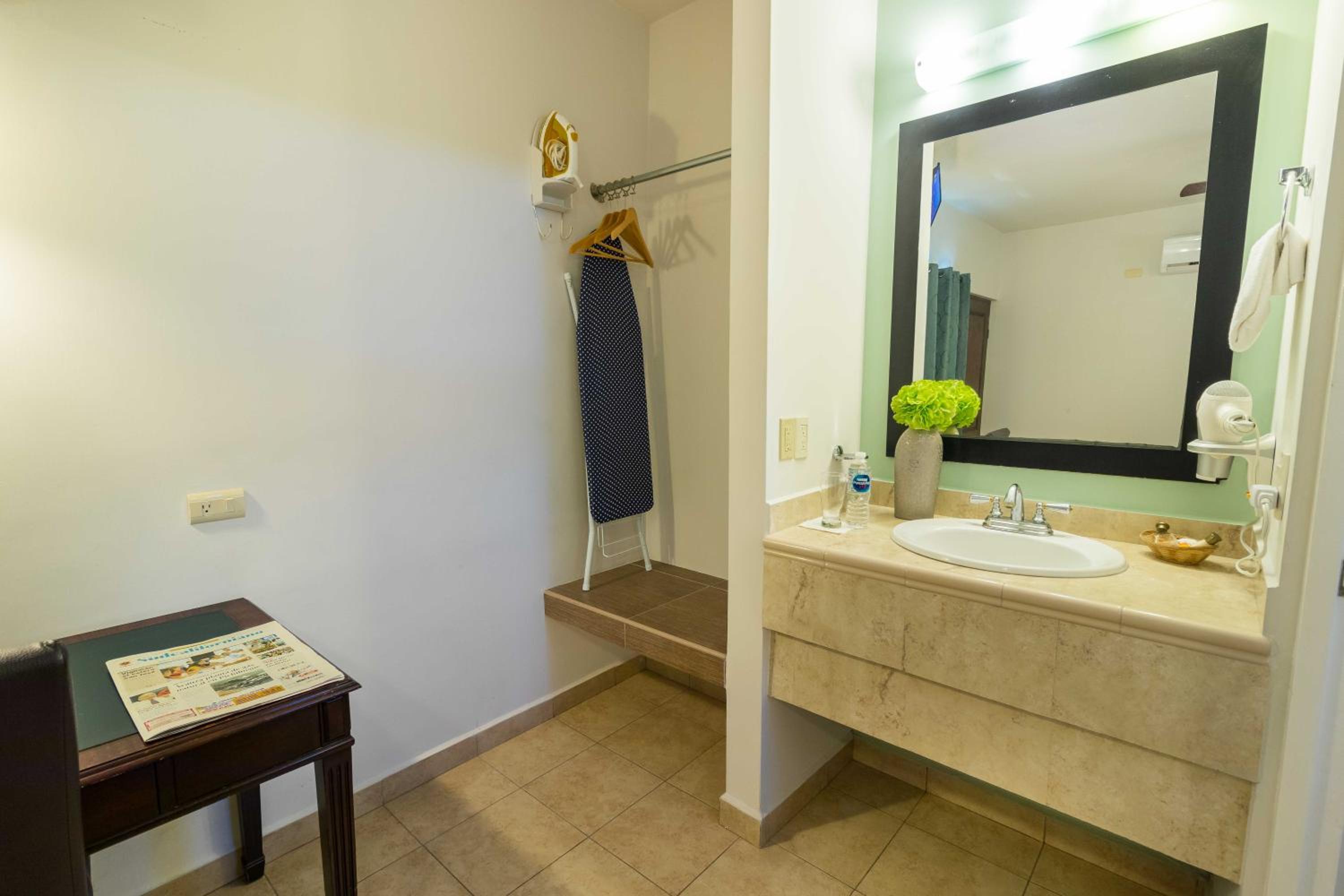 Standard King Room photo 2