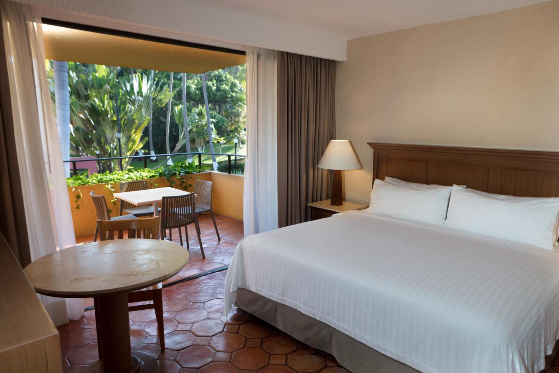 Standard Zimmer mit Kingsize-Bett und Gartenblick