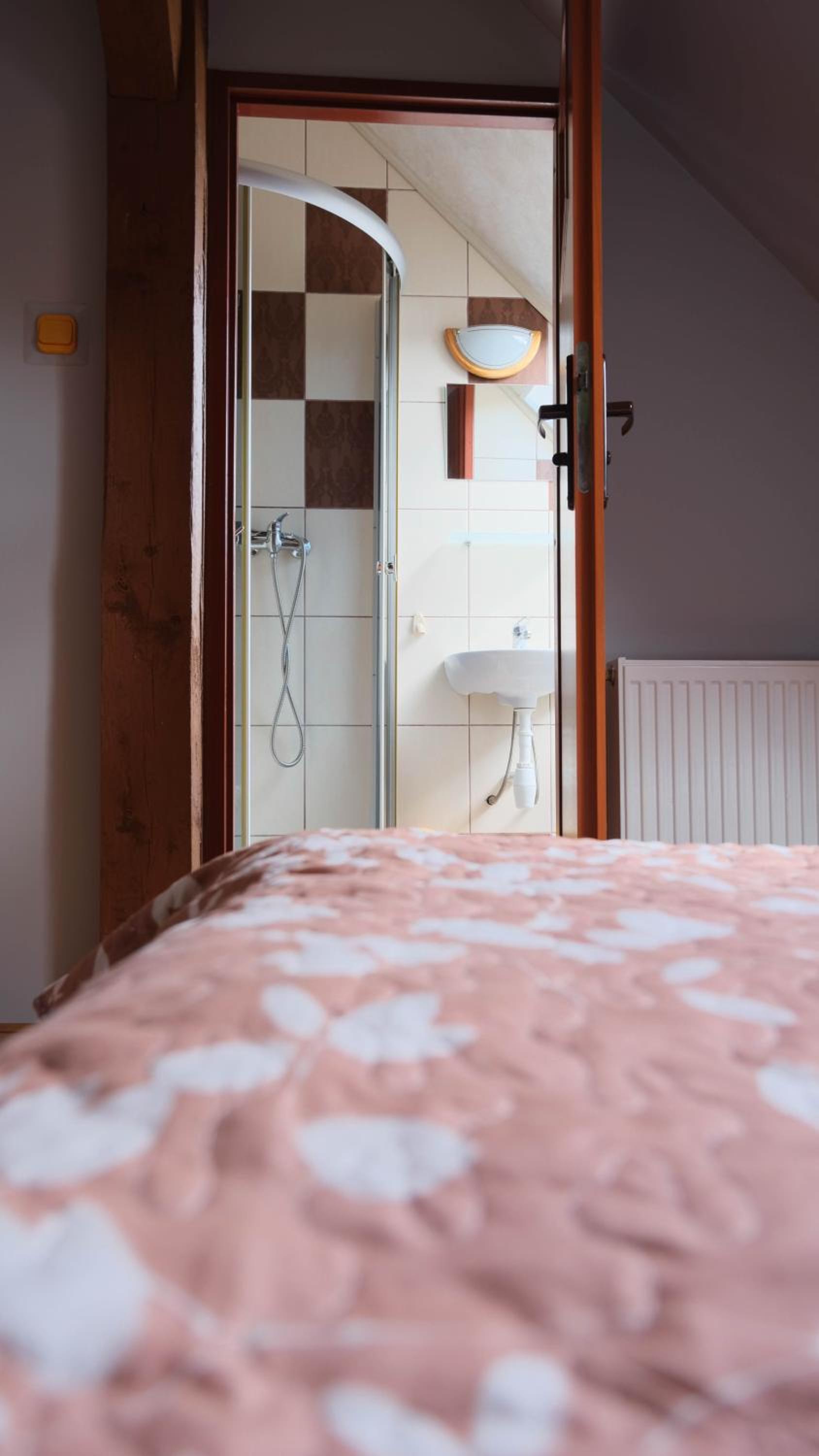 Double Room with Private Bathroom - Photo 7