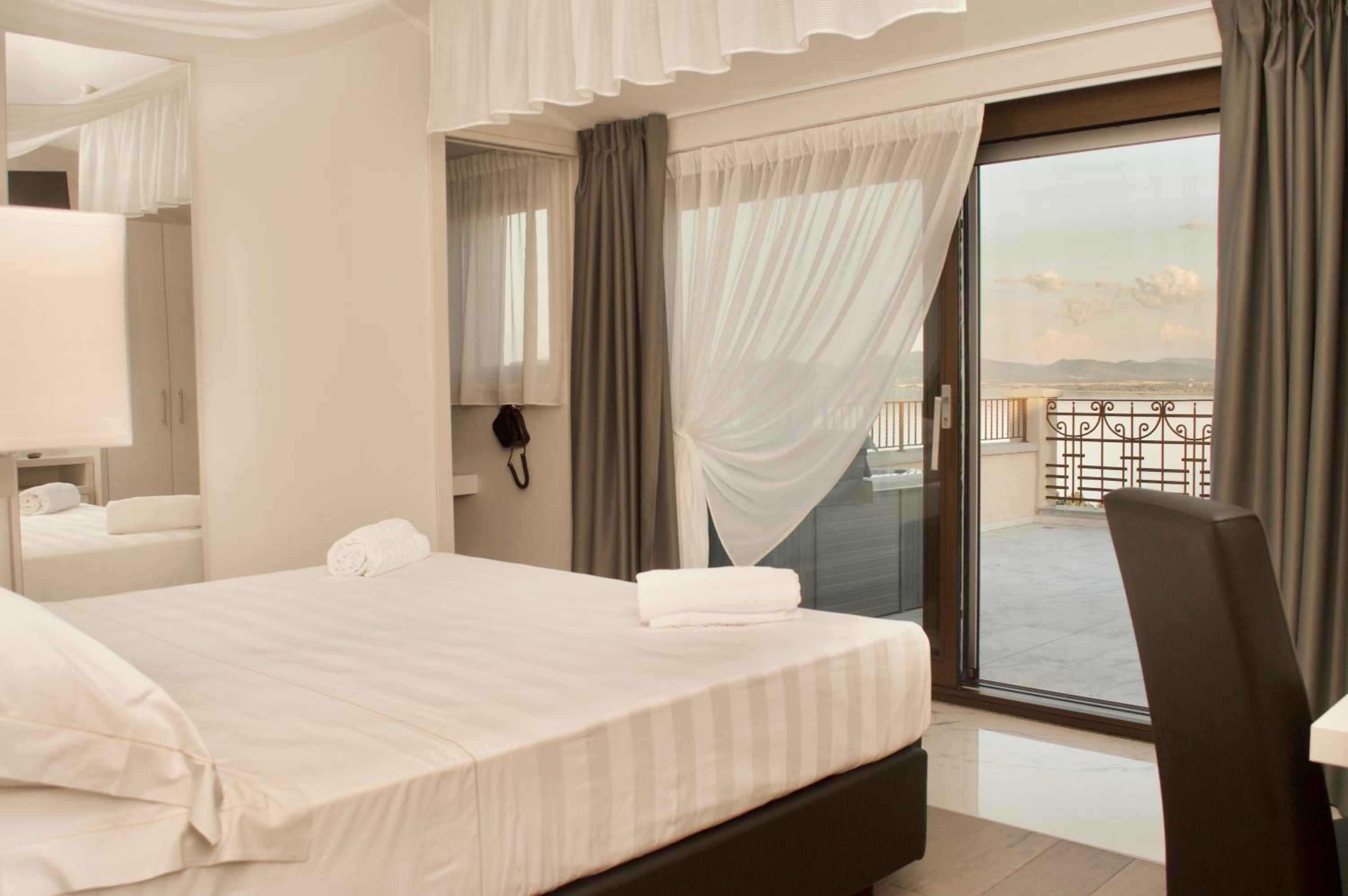 Suite with Lake View - Photo 1