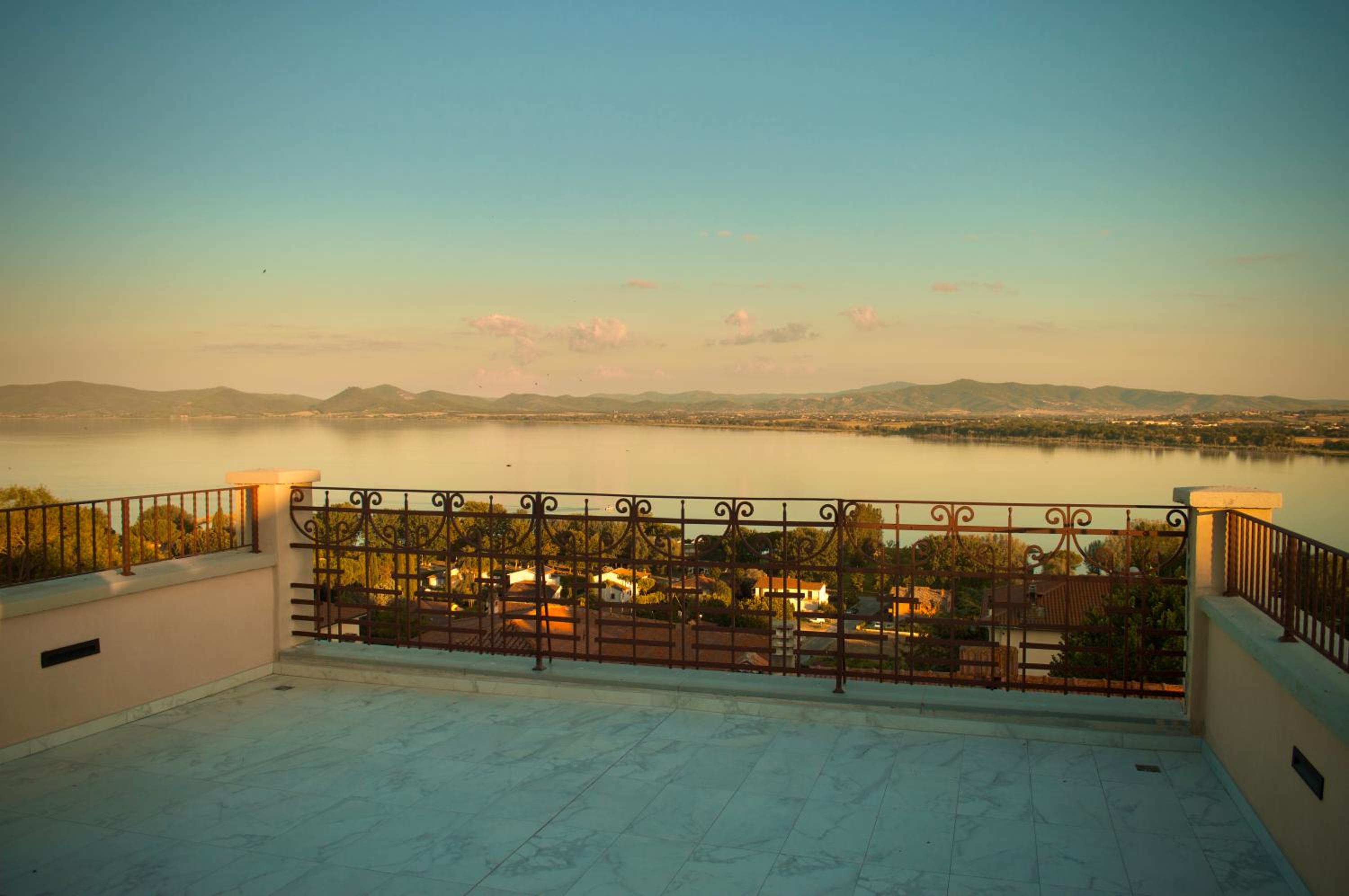 Suite with Lake View - Photo 2