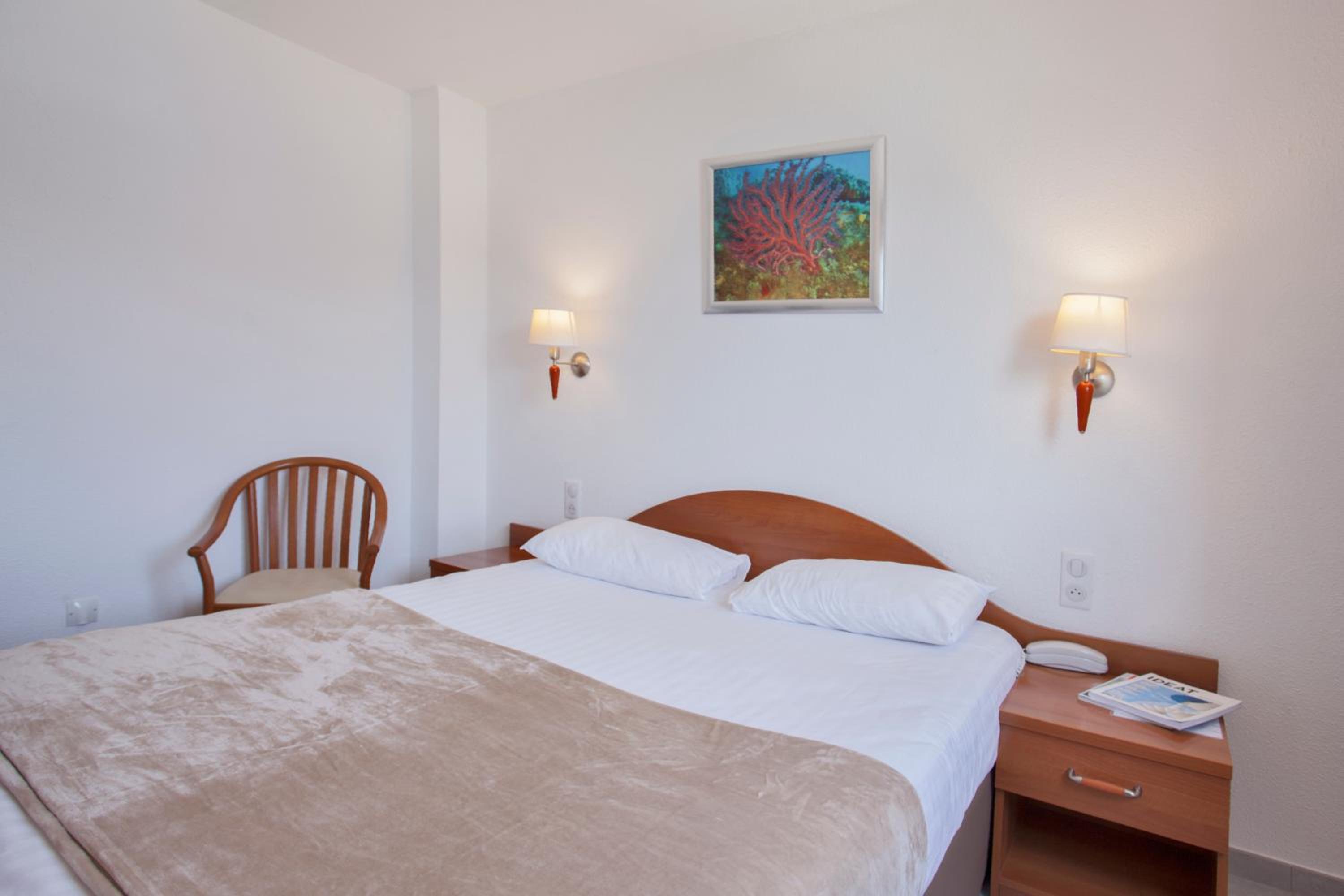 Double Room with Street View - Disability Access - Photo 6