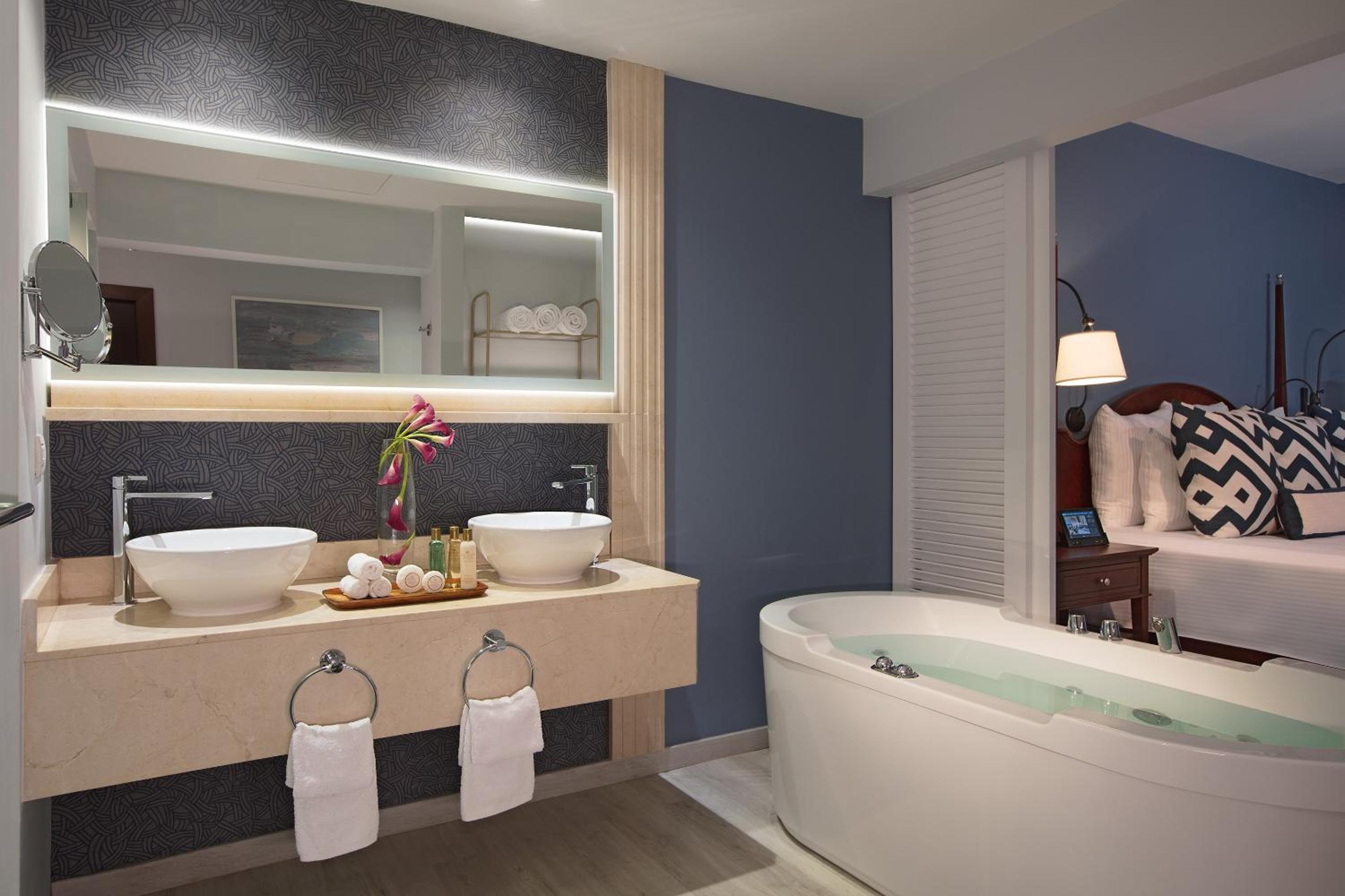 Junior Suite Ocean Front King photo 3