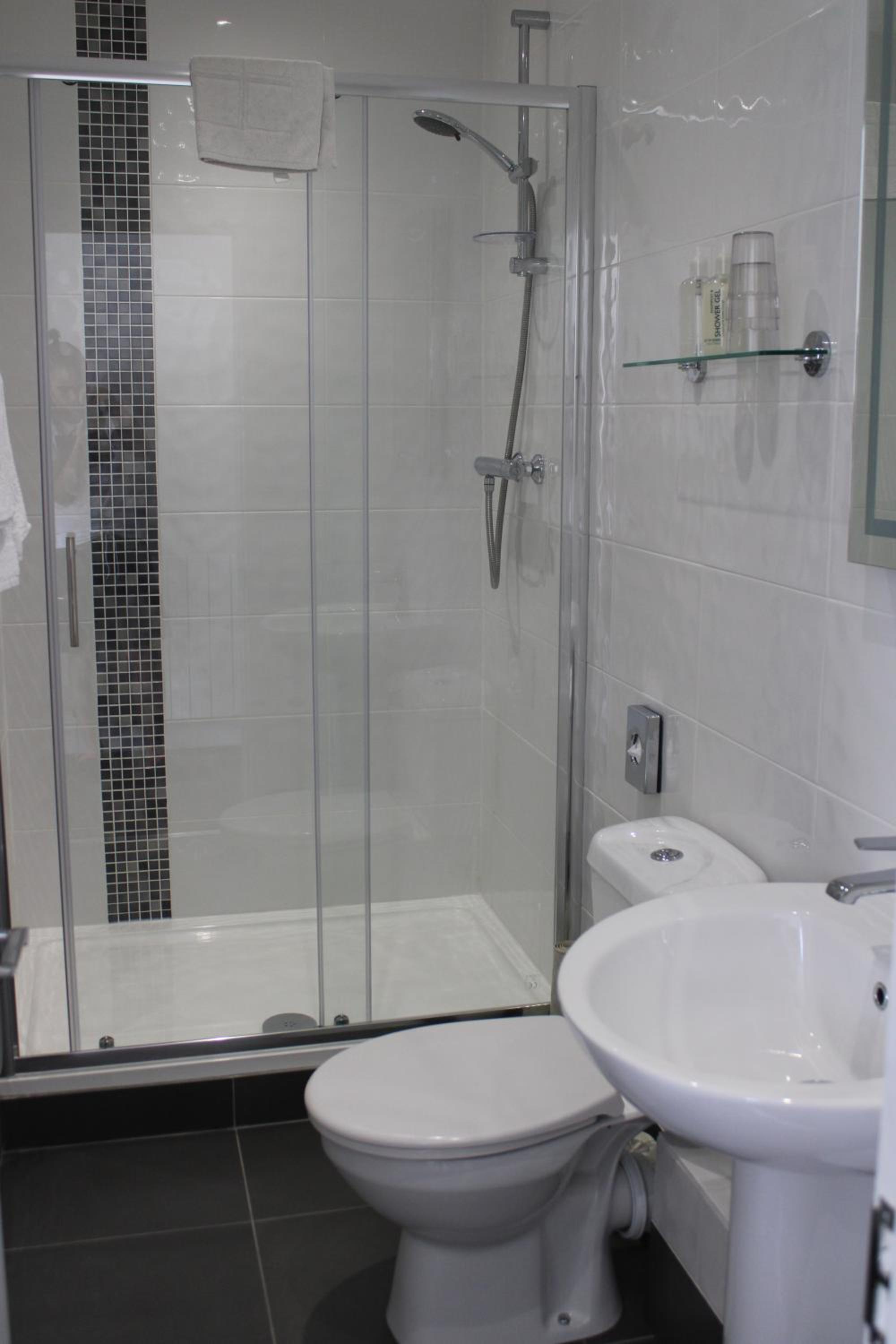 Double Room with Shower - Photo 5