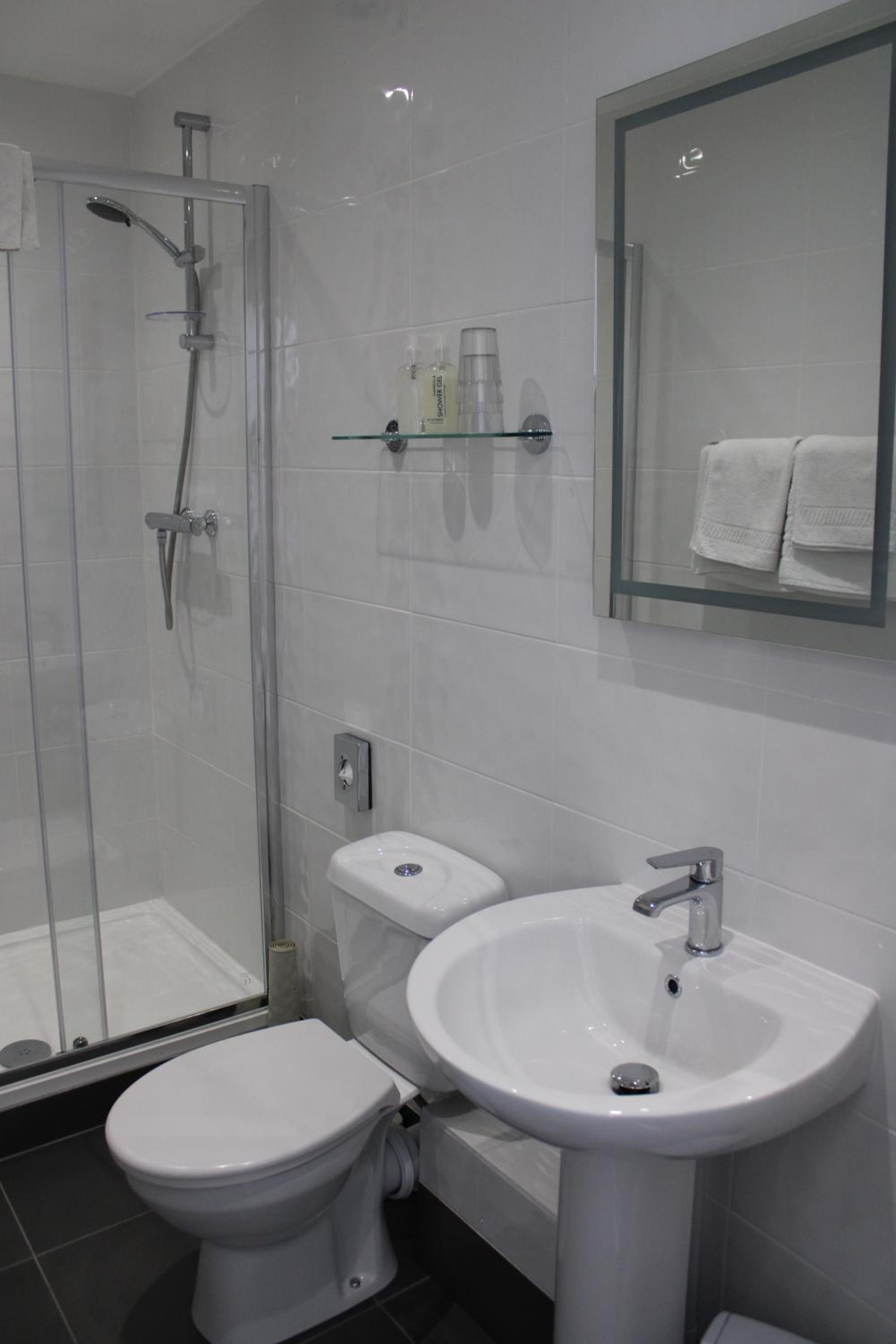 Double Room with Shower - Photo 3