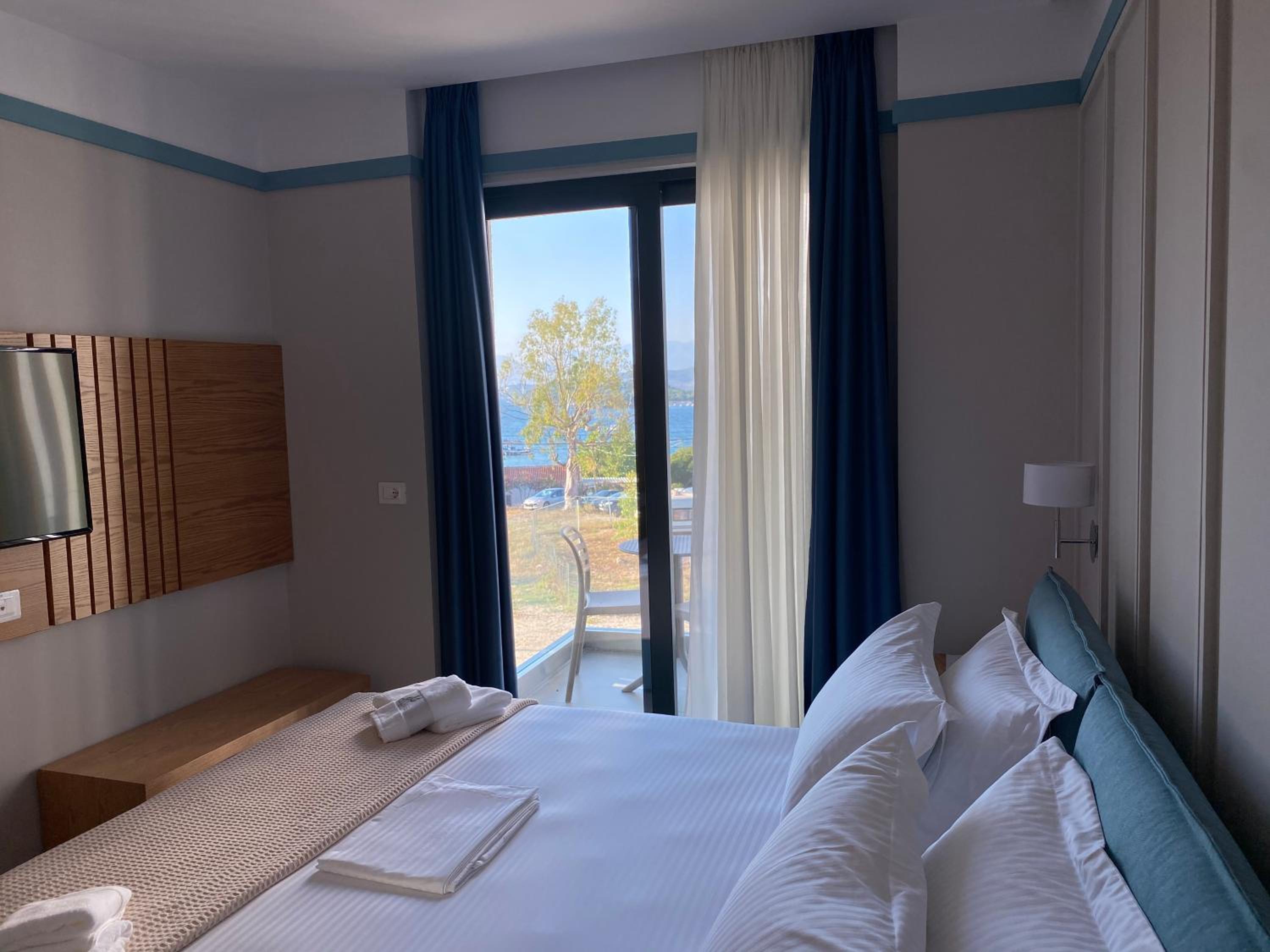 Deluxe Double Room with Balcony and Sea View photo 3