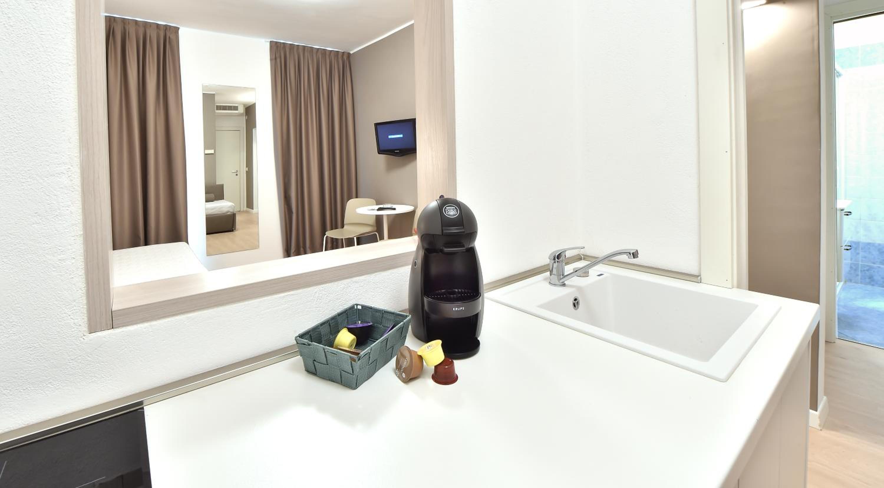 Family Suite with Balcony - Photo 13