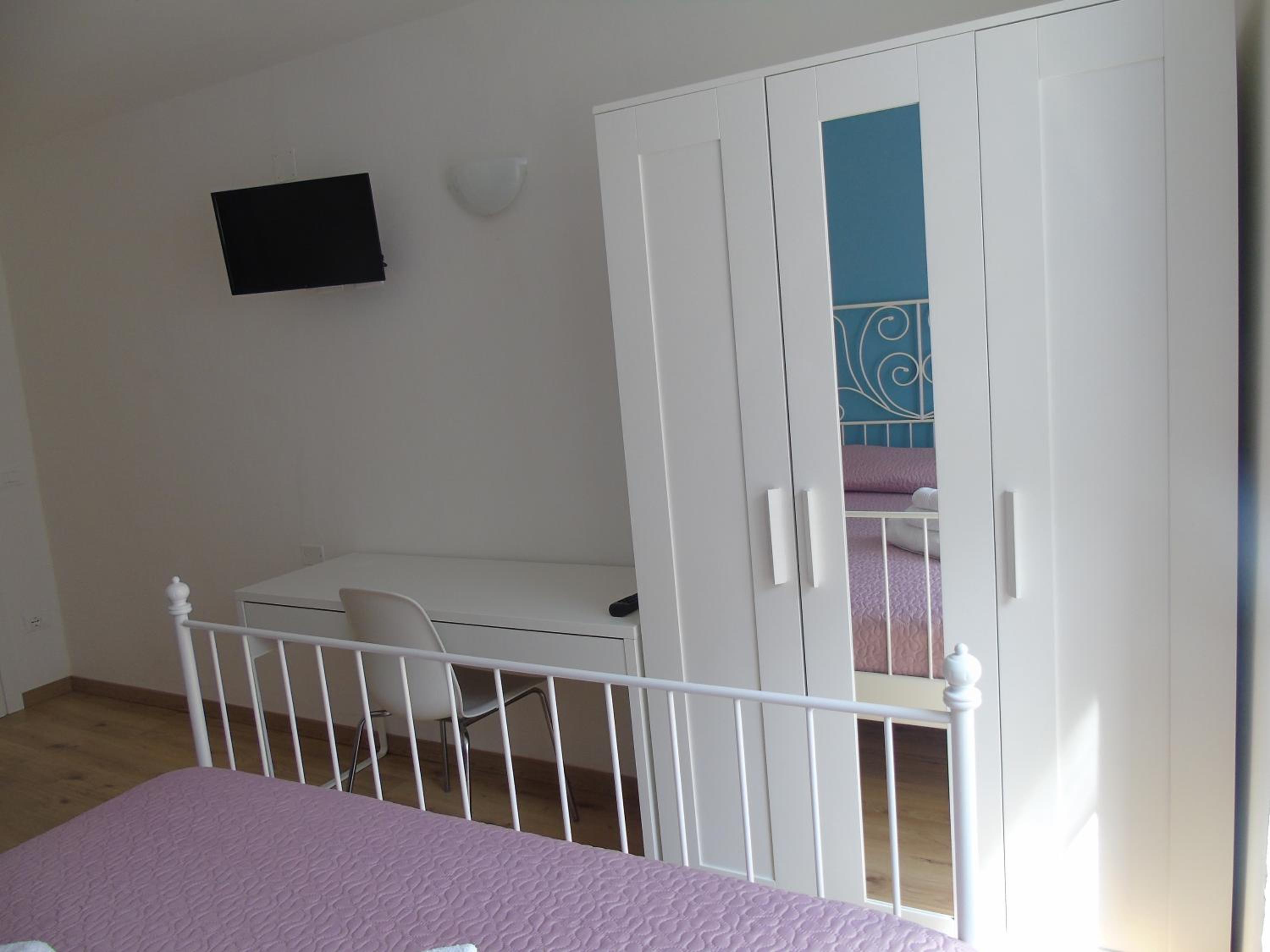 Double Room with Private Bathroom - Photo 9