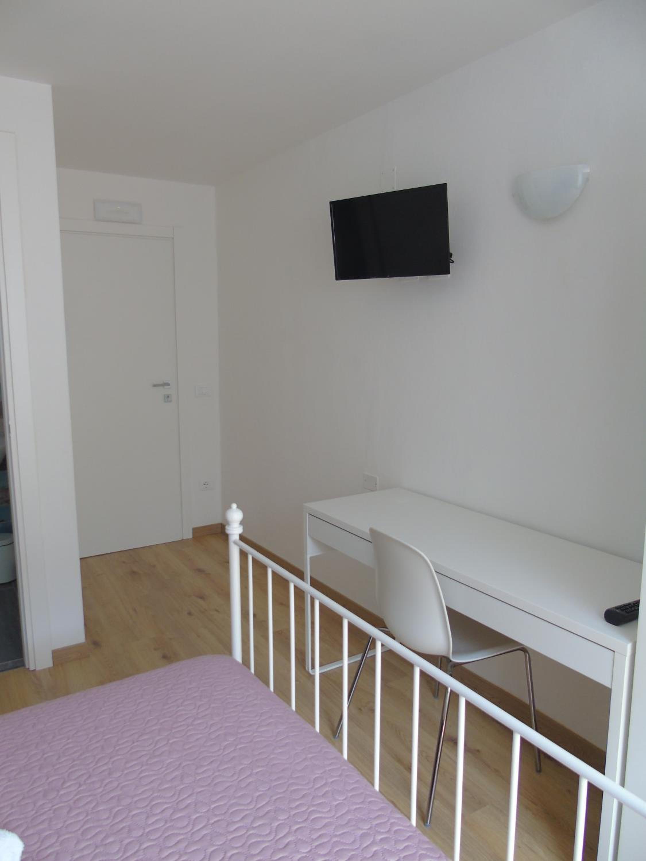 Double Room with Private Bathroom - Photo 10