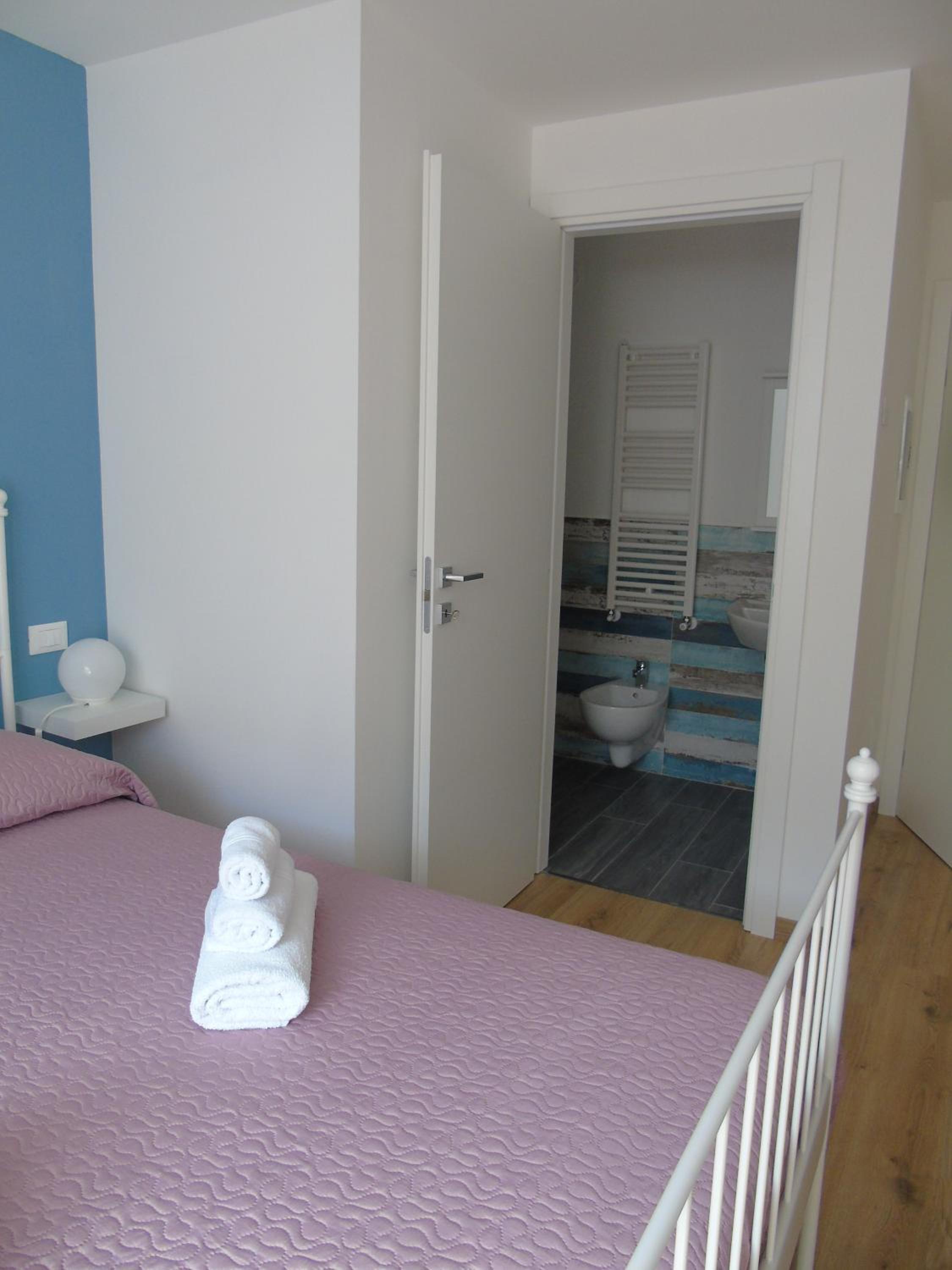 Double Room with Private Bathroom - Photo 6