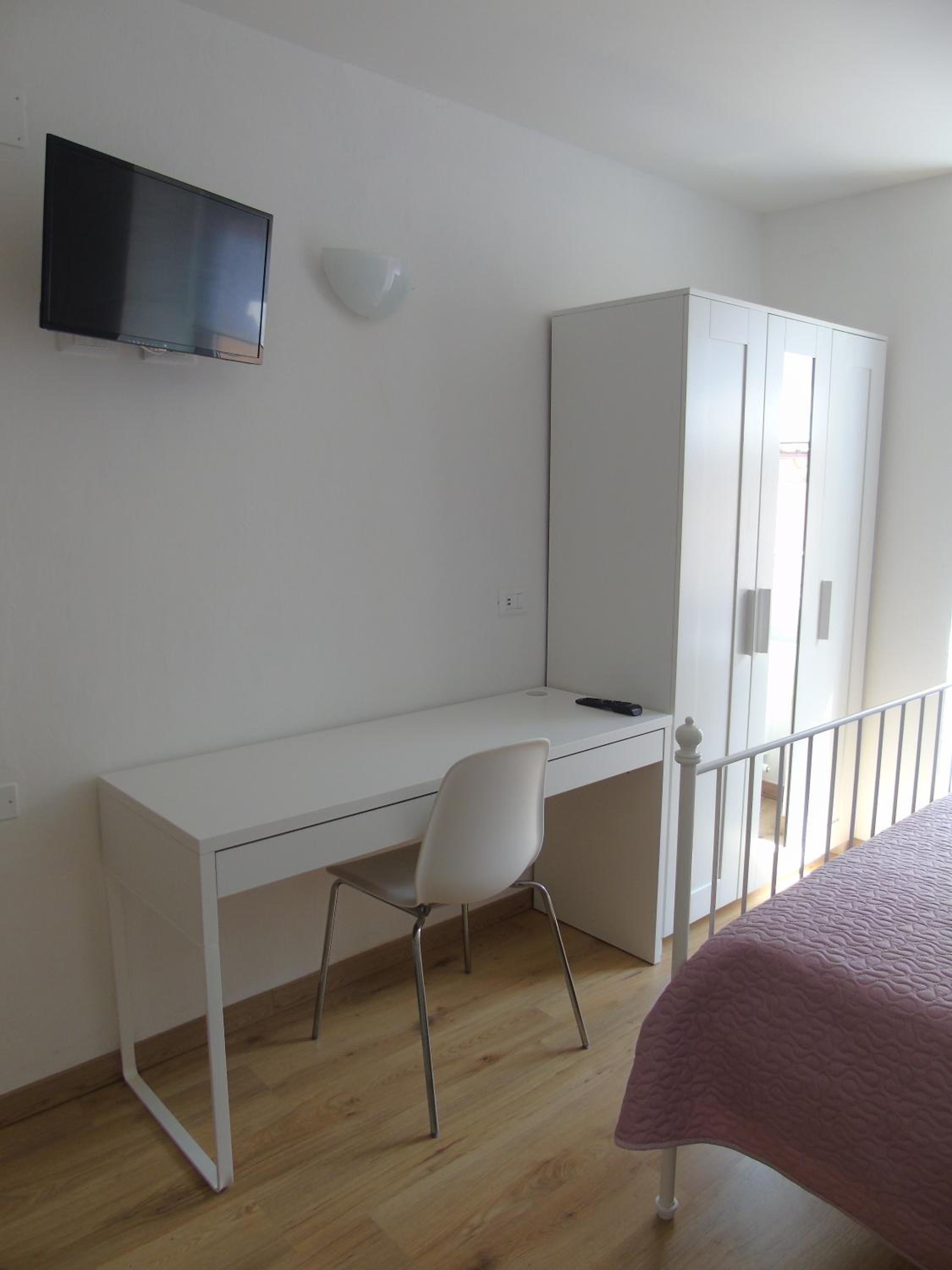 Double Room with Private Bathroom - Photo 13