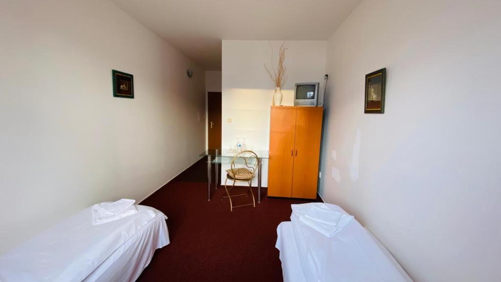 Twin Room - Photo 3