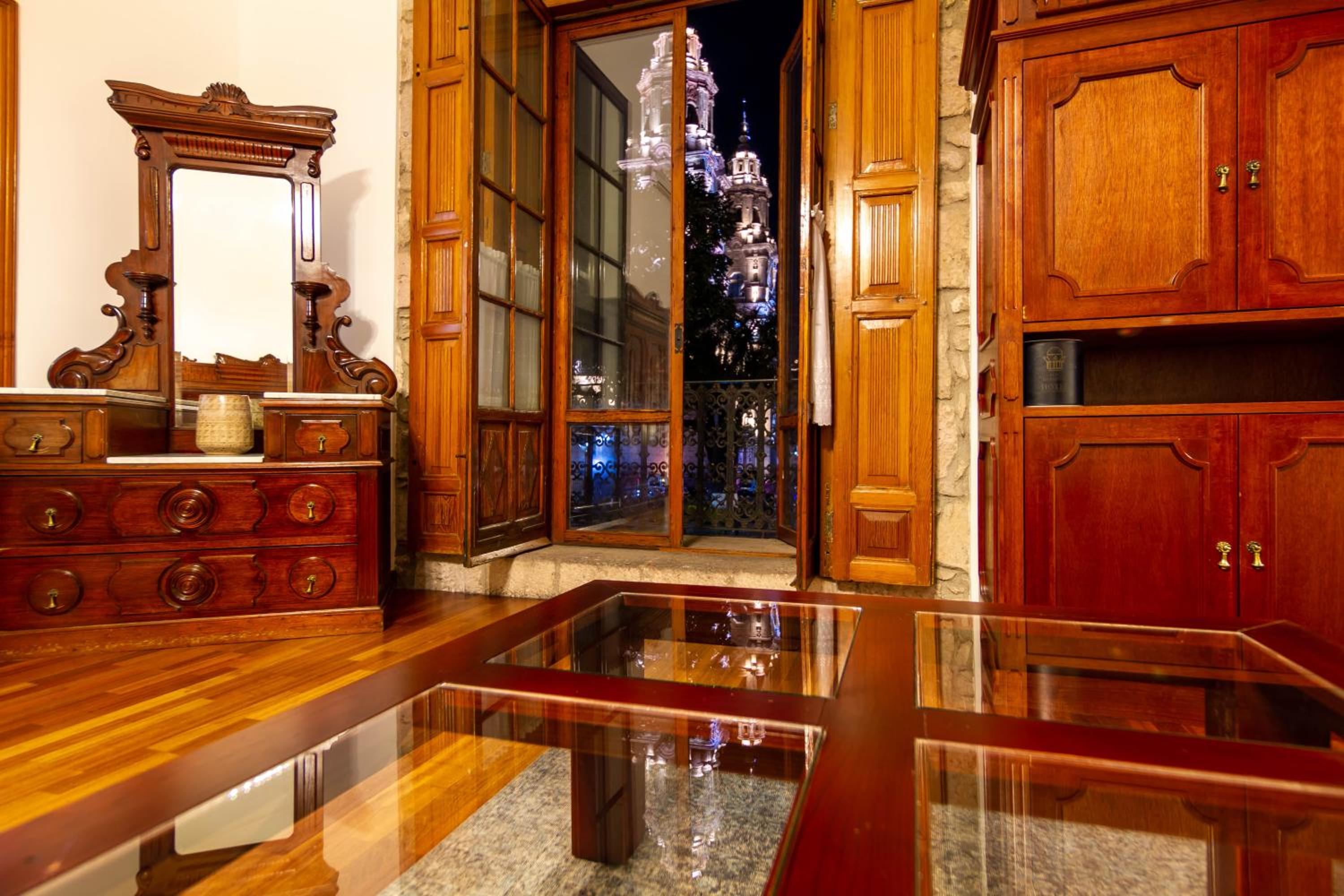 King Suite with Balcony - Photo 6