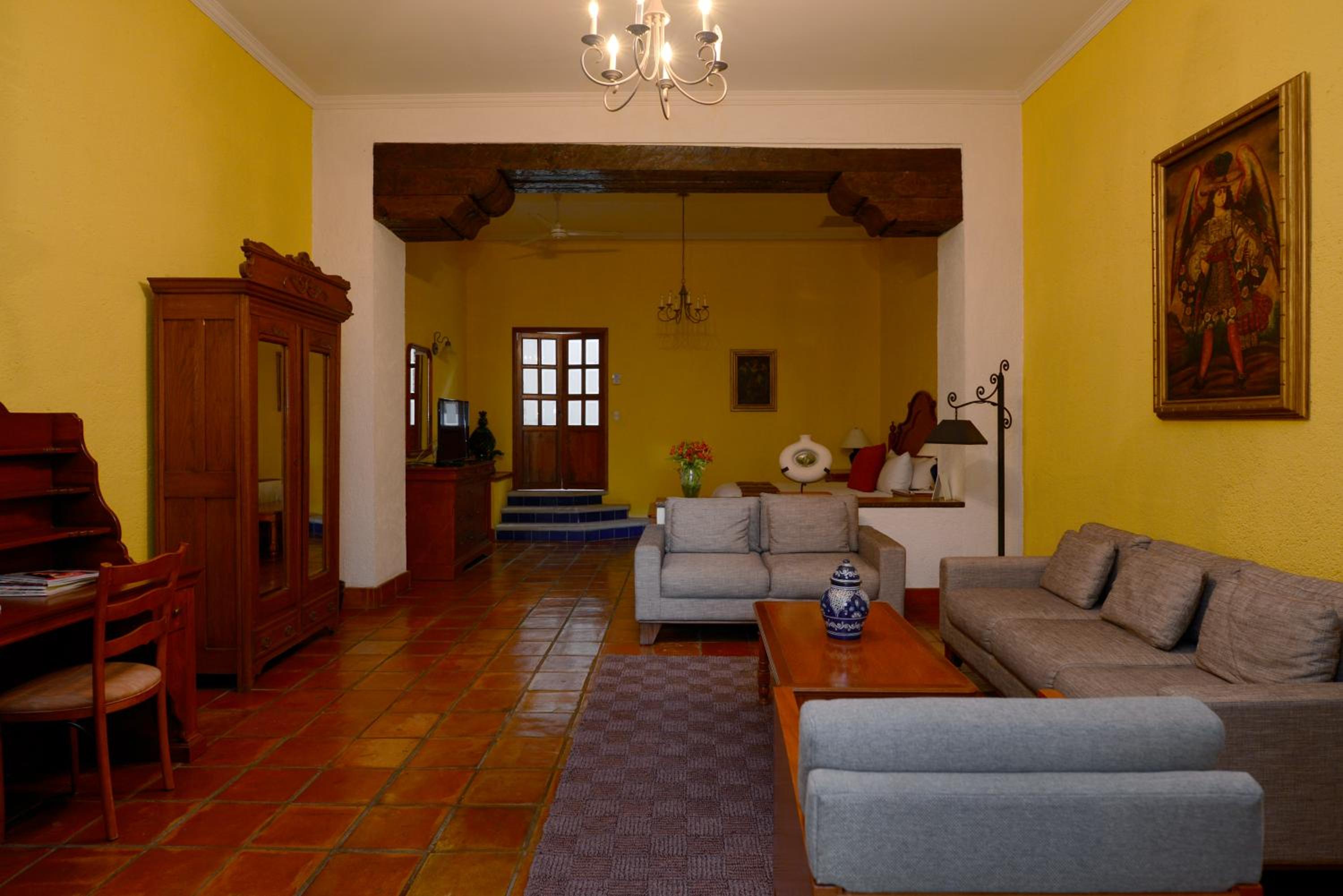 King Suite with Balcony - Photo 5