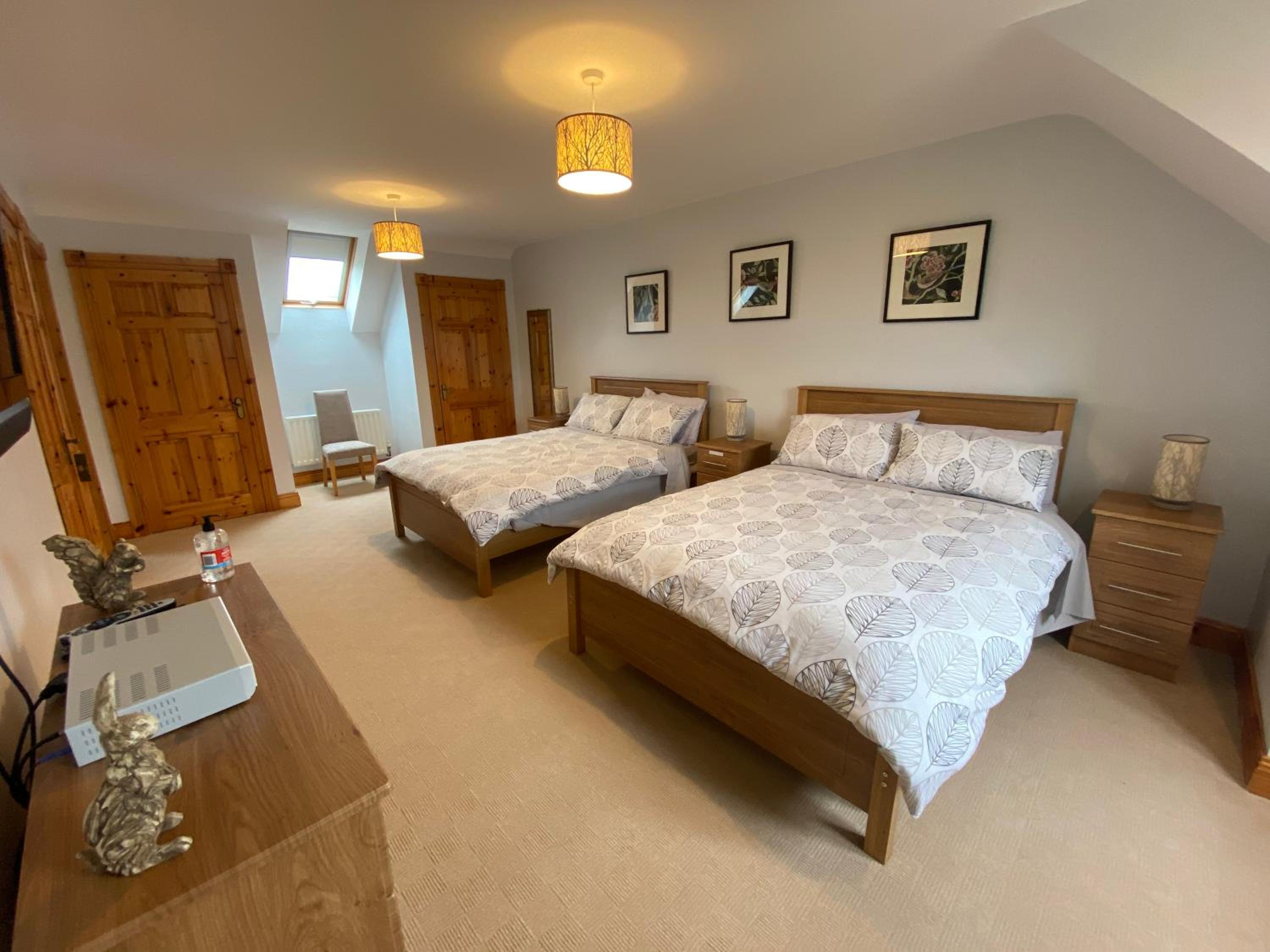 Double or Twin Room with Private Bathroom - Photo 3