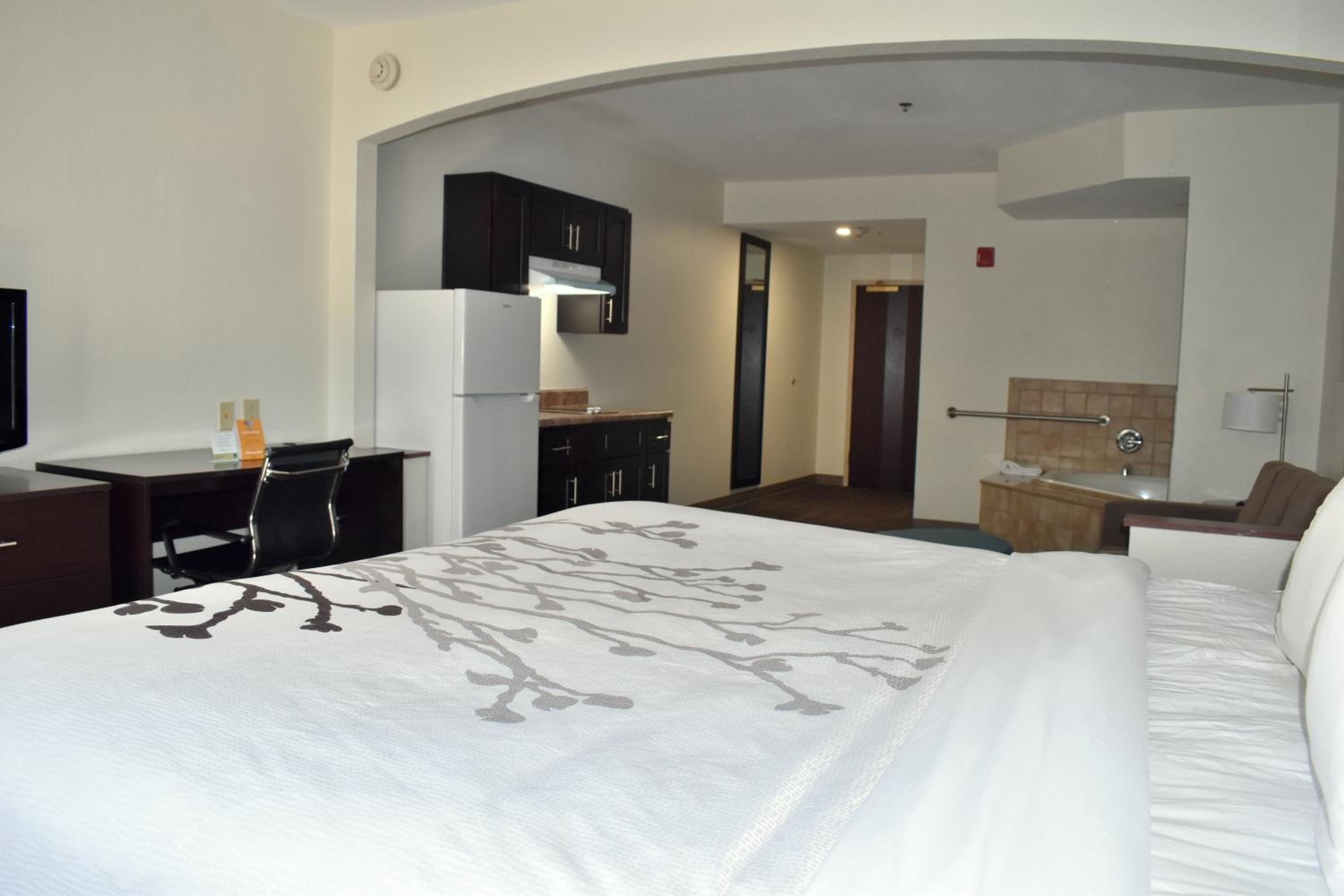 King Suite with Hot Tub & Kitchenette - Non-Smoking - Photo 1