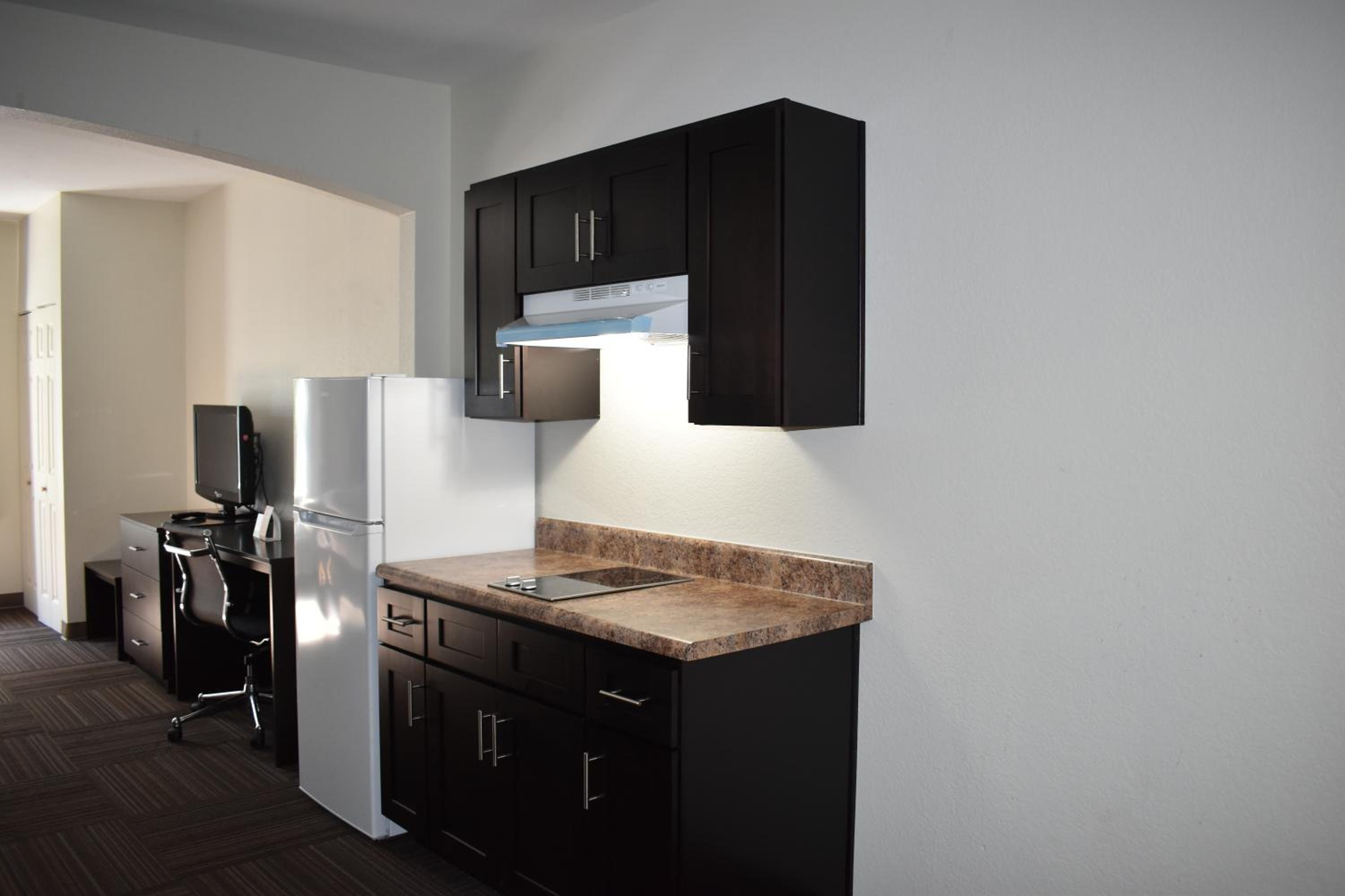 King Suite Non-Smoking with Kitchenette - Photo 6
