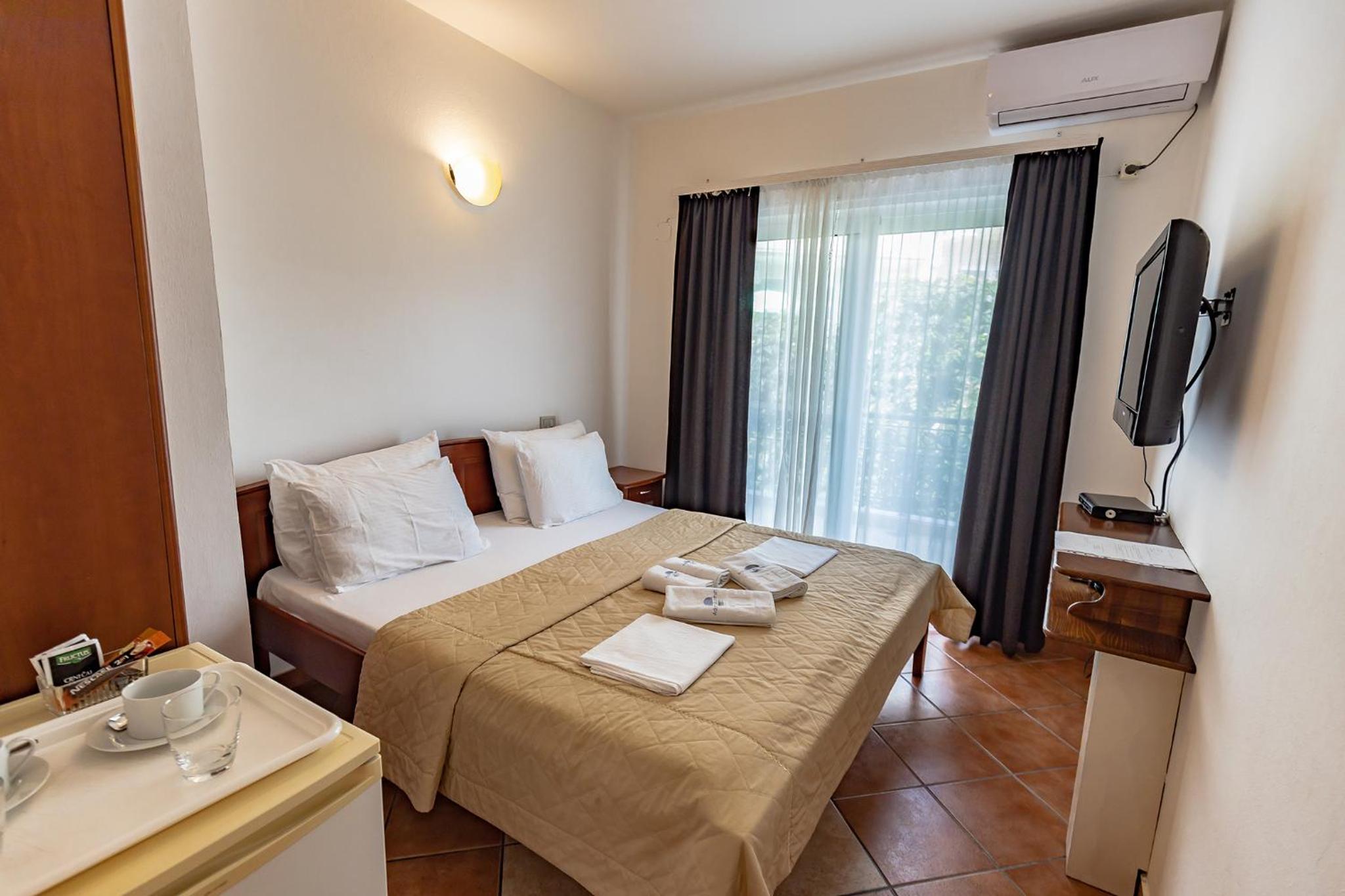 Double Room with Balcony - Photo 3