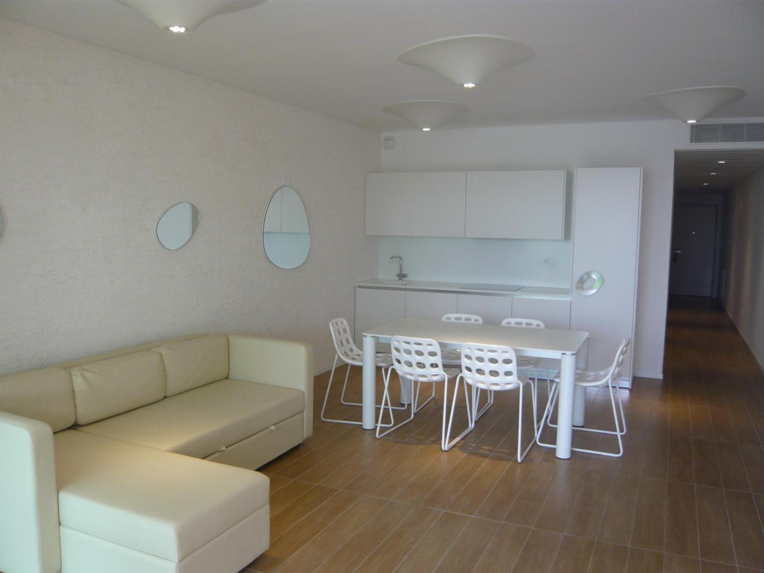 Deluxe Two-Bedroom Apartment with Garden photo 2