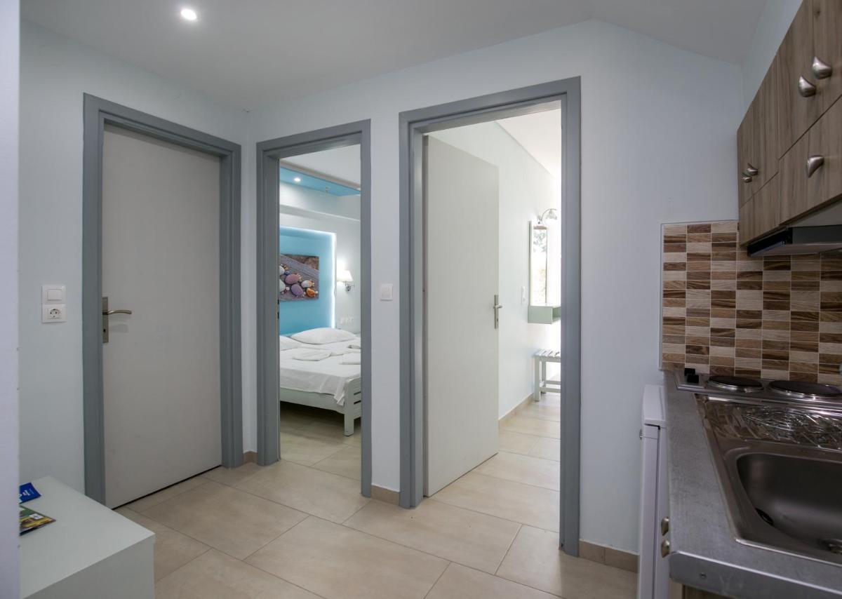 Quadruple Room with Garden View - Photo 4