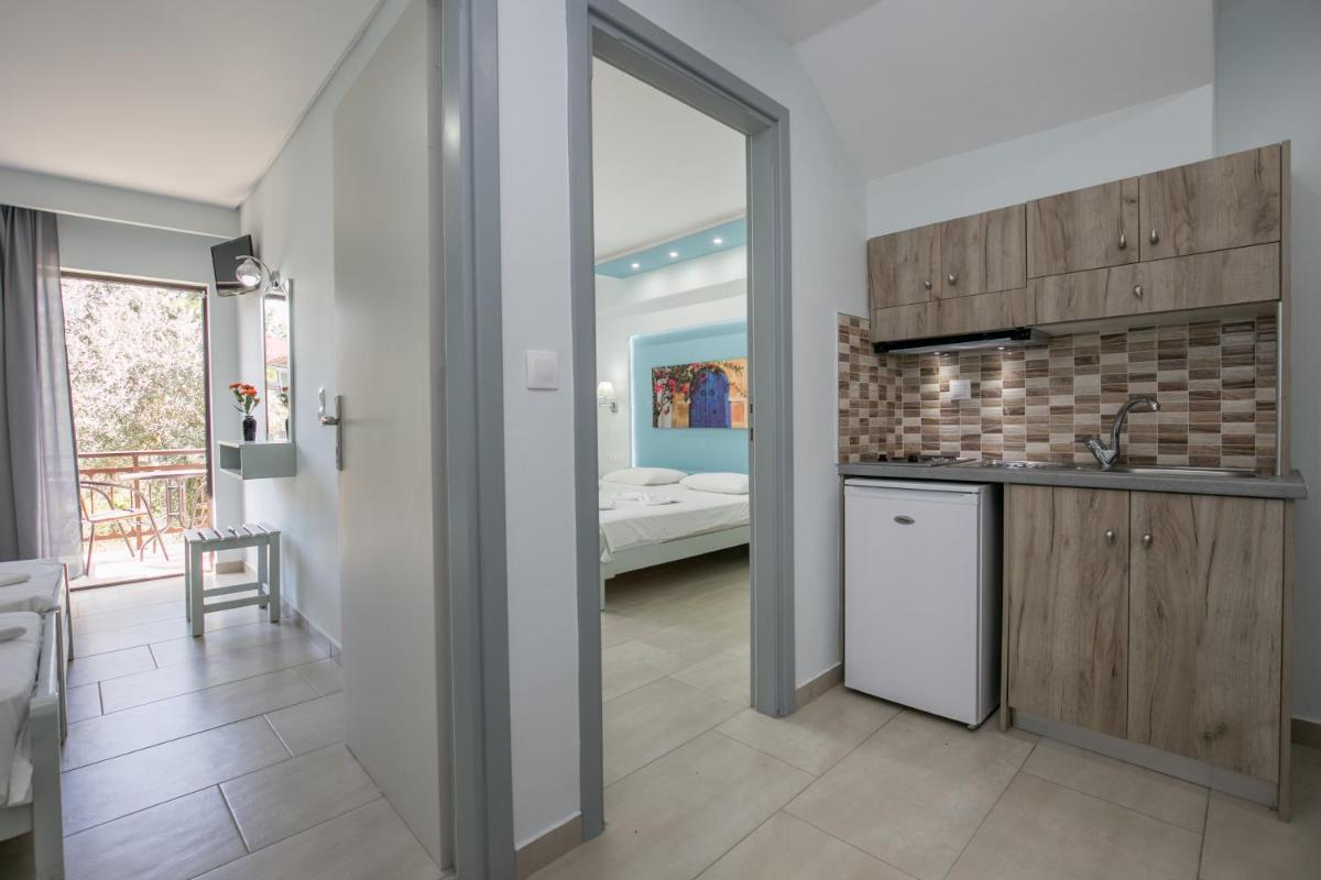 Quadruple Room with Garden View - Photo 2