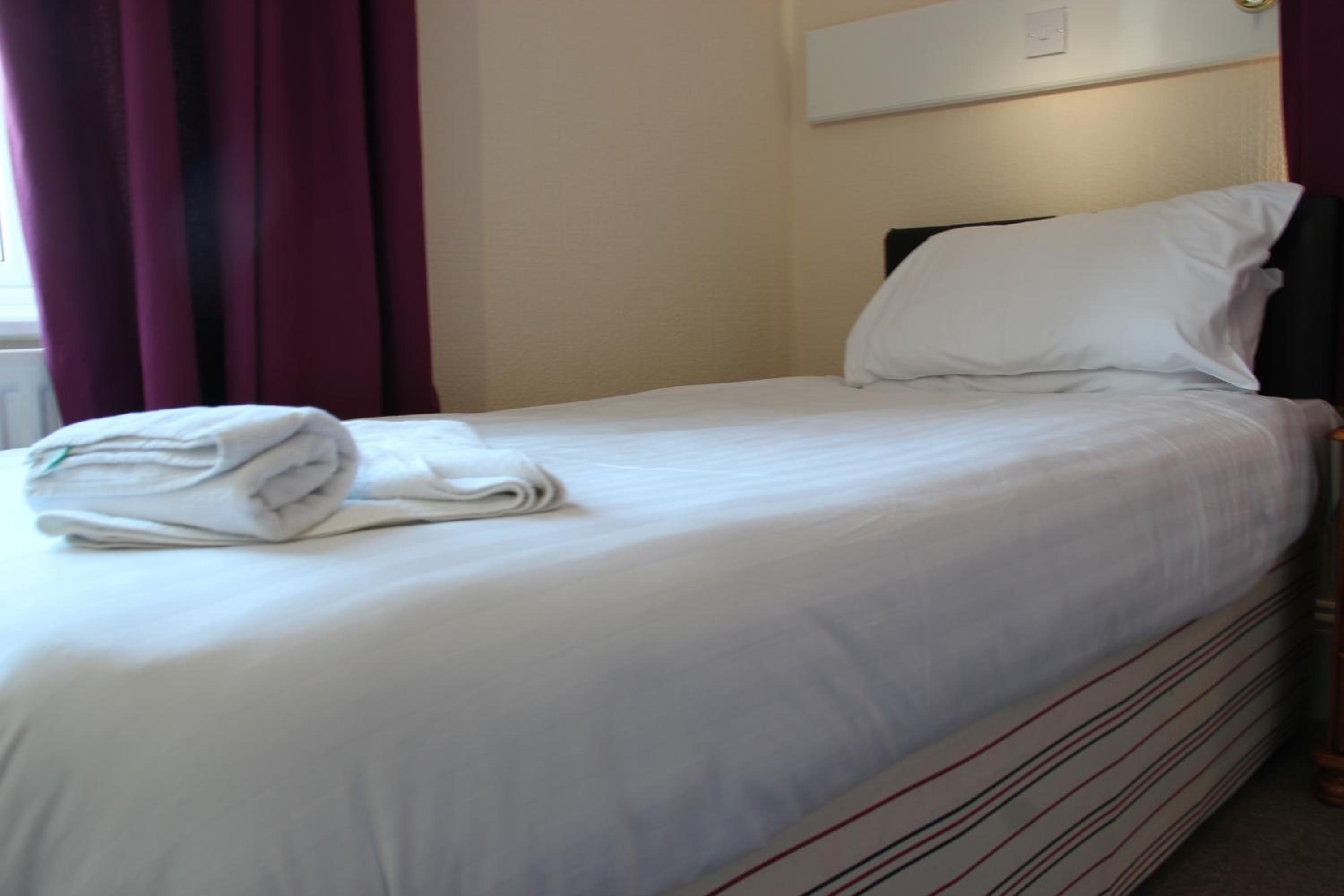Twin Room - Photo 2