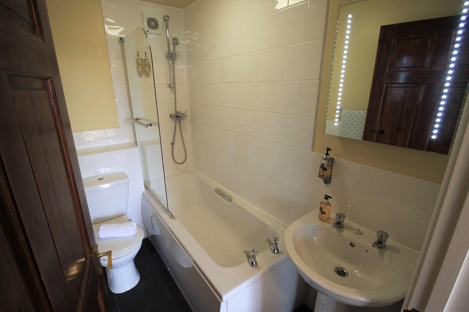 Twin Room with Private Bathroom - Photo 5