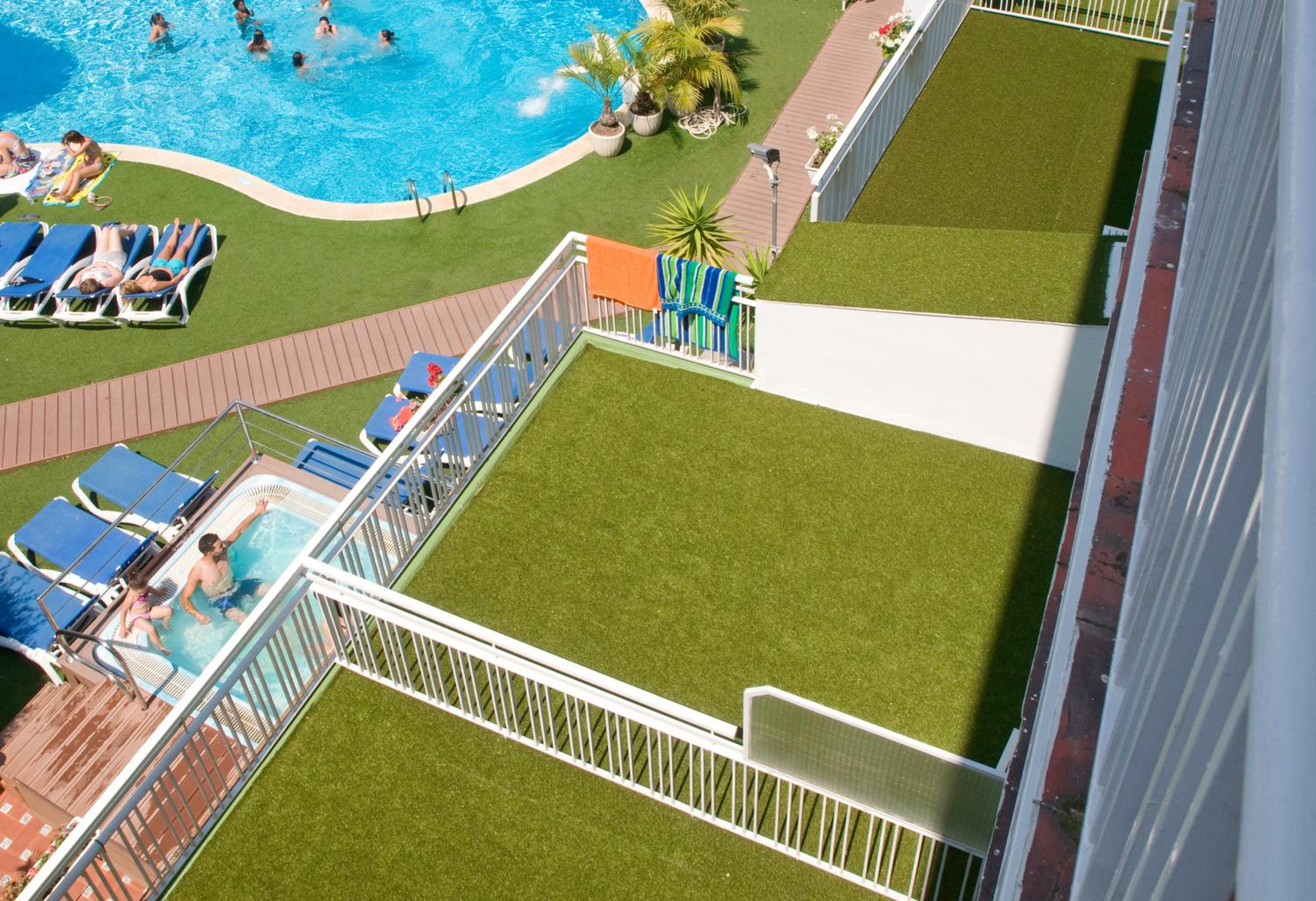Double or Twin Room with Balcony and Pool View - Photo 12
