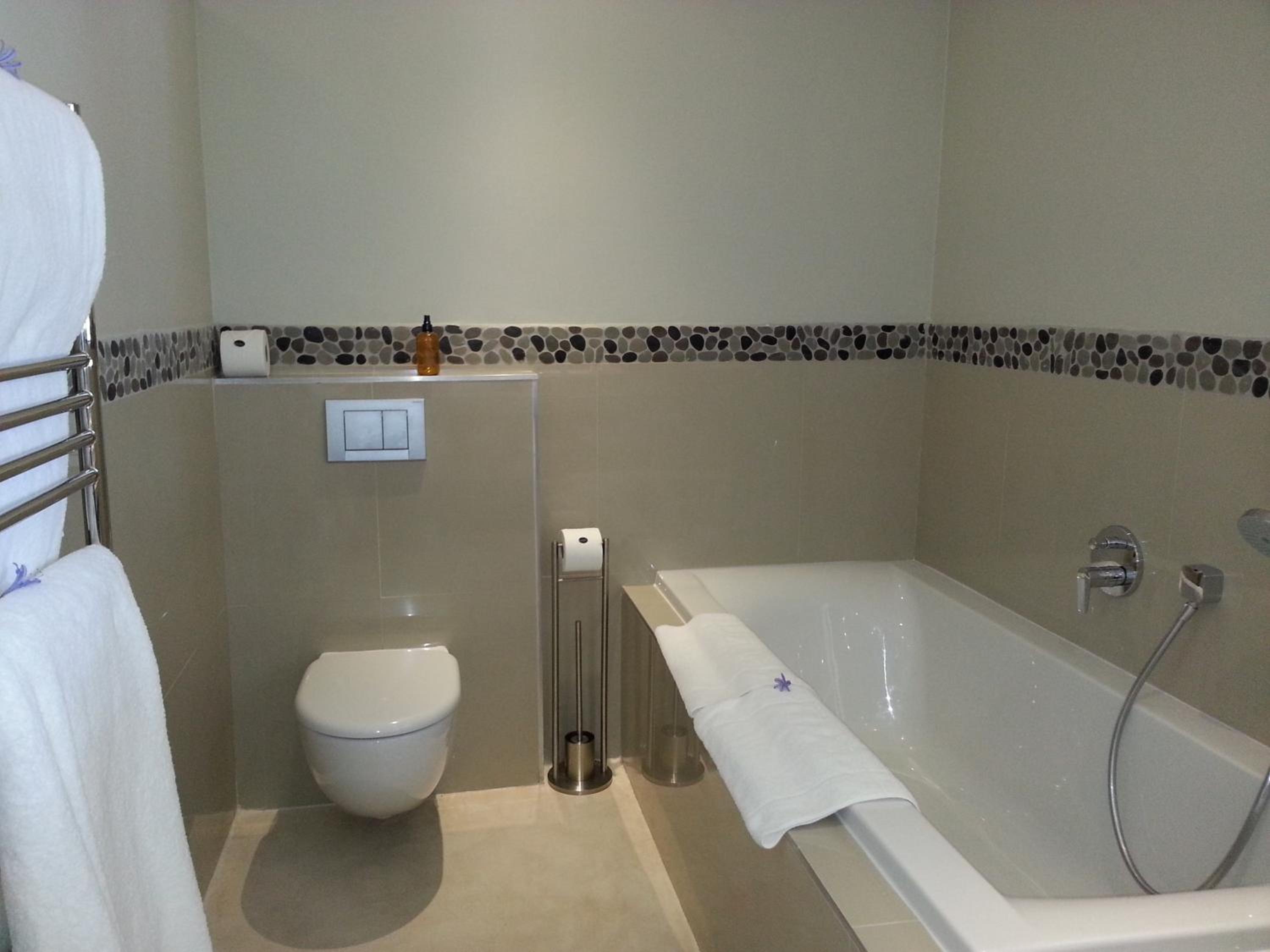 Courtyard Suite - Photo 6