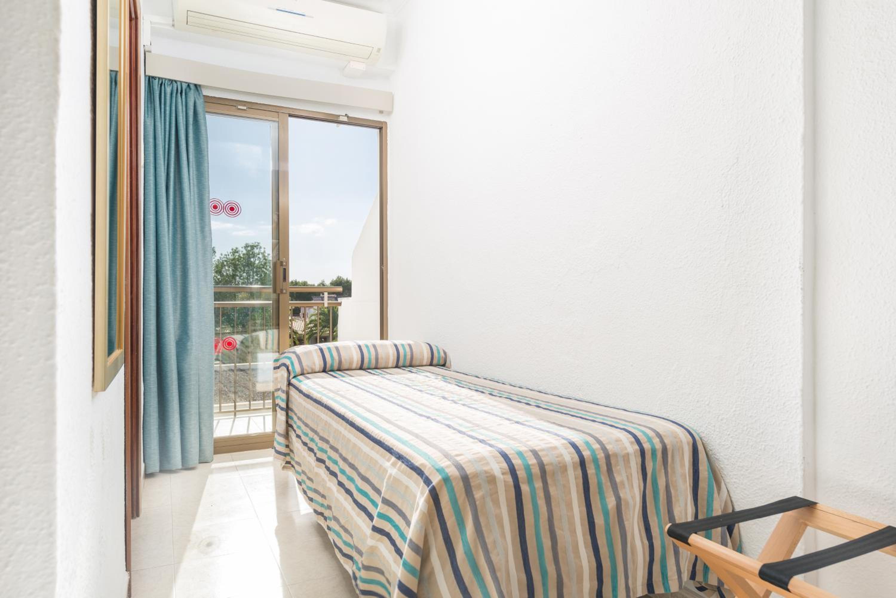 Triple Room With City View (2 Adults + 1 Child) thumbnail 5