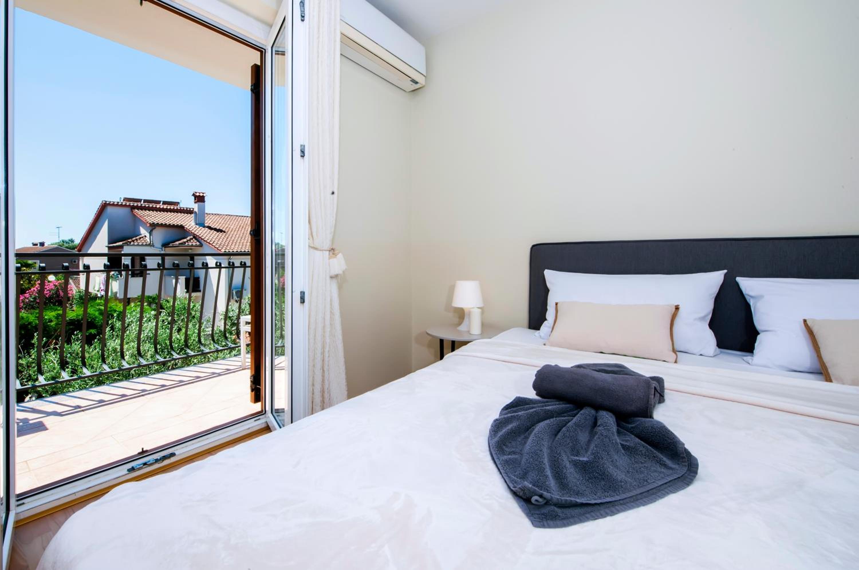 Four-Bedroom Apartment with Terrace - Photo 26