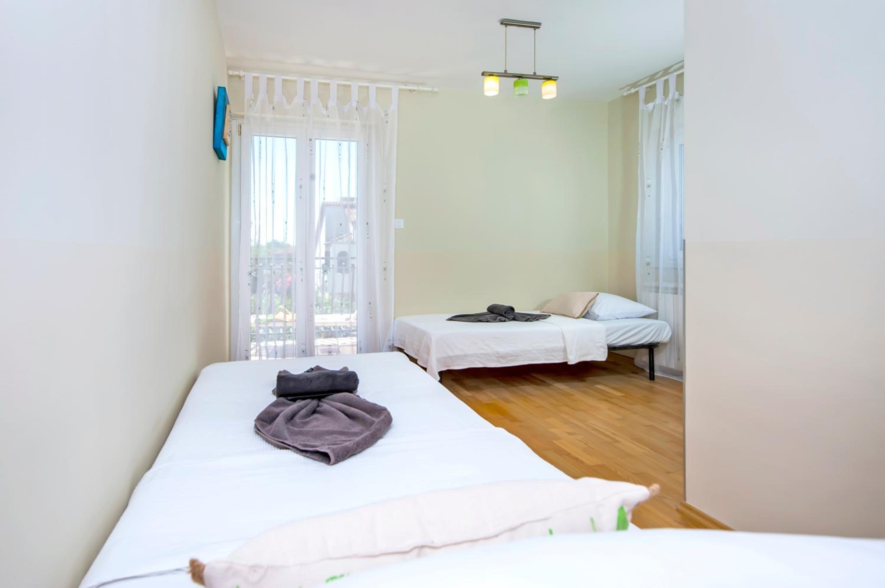 Four-Bedroom Apartment with Terrace - Photo 25
