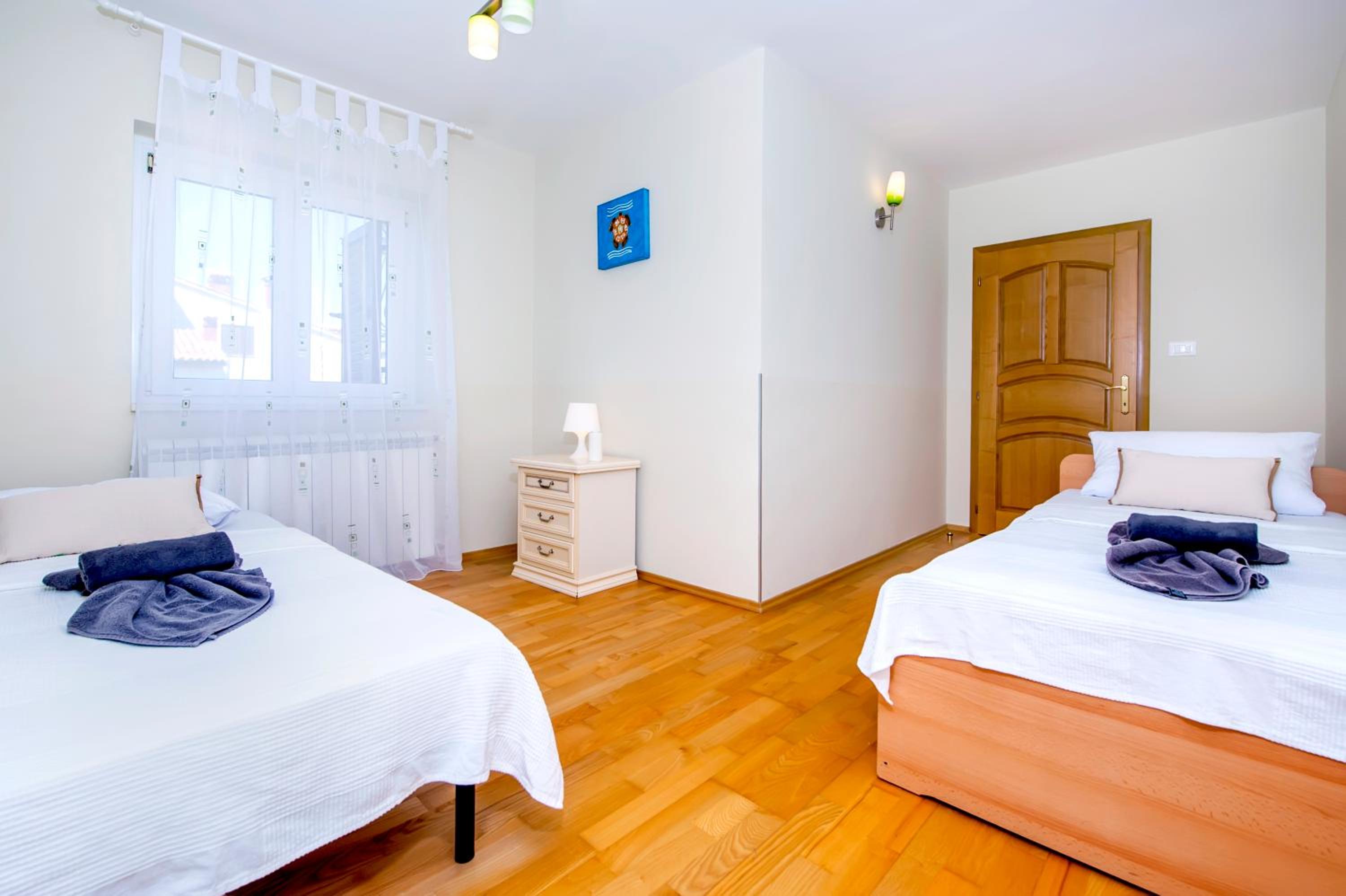 Four-Bedroom Apartment with Terrace - Photo 24