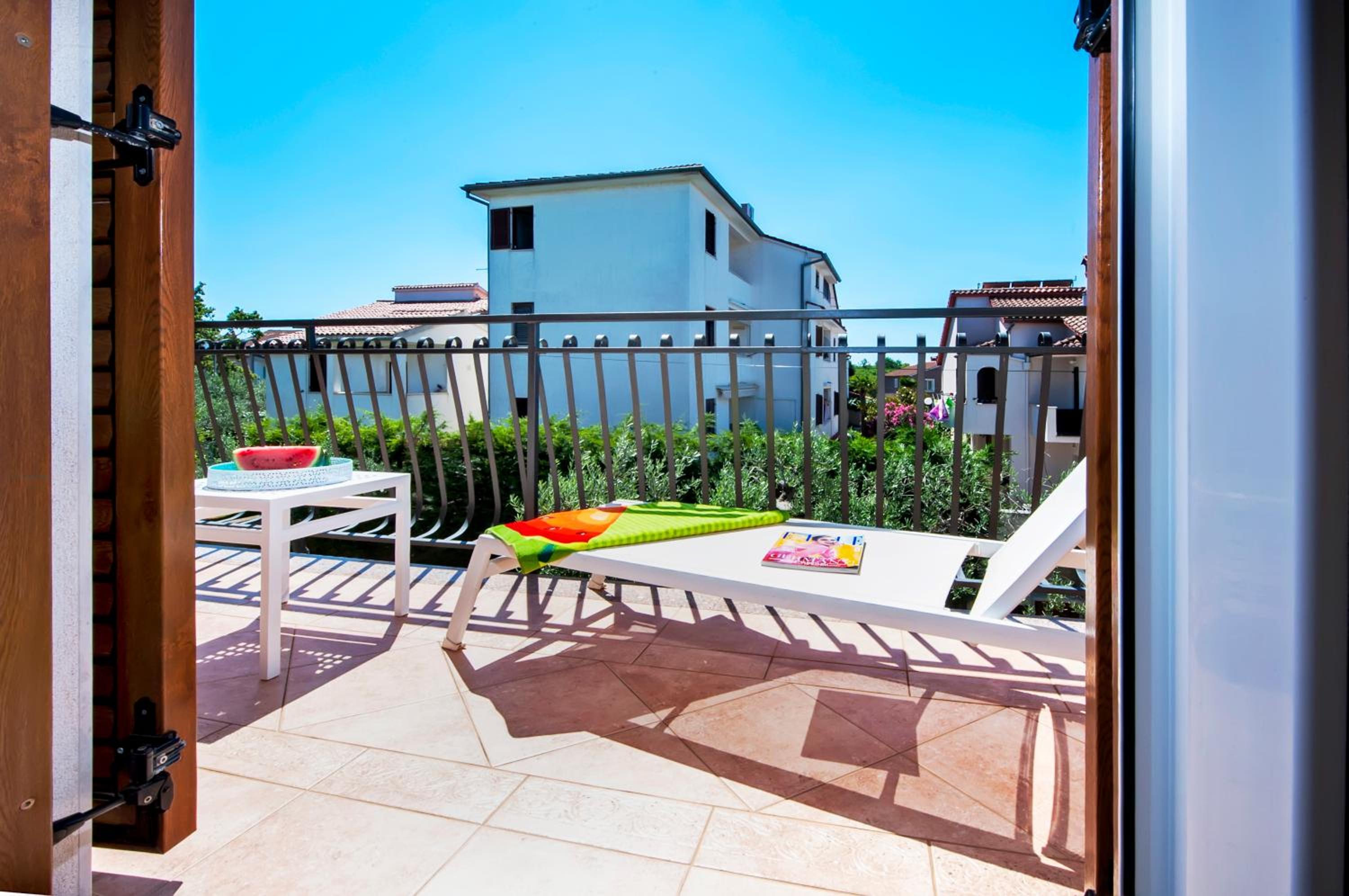 Four-Bedroom Apartment with Terrace - Photo 23