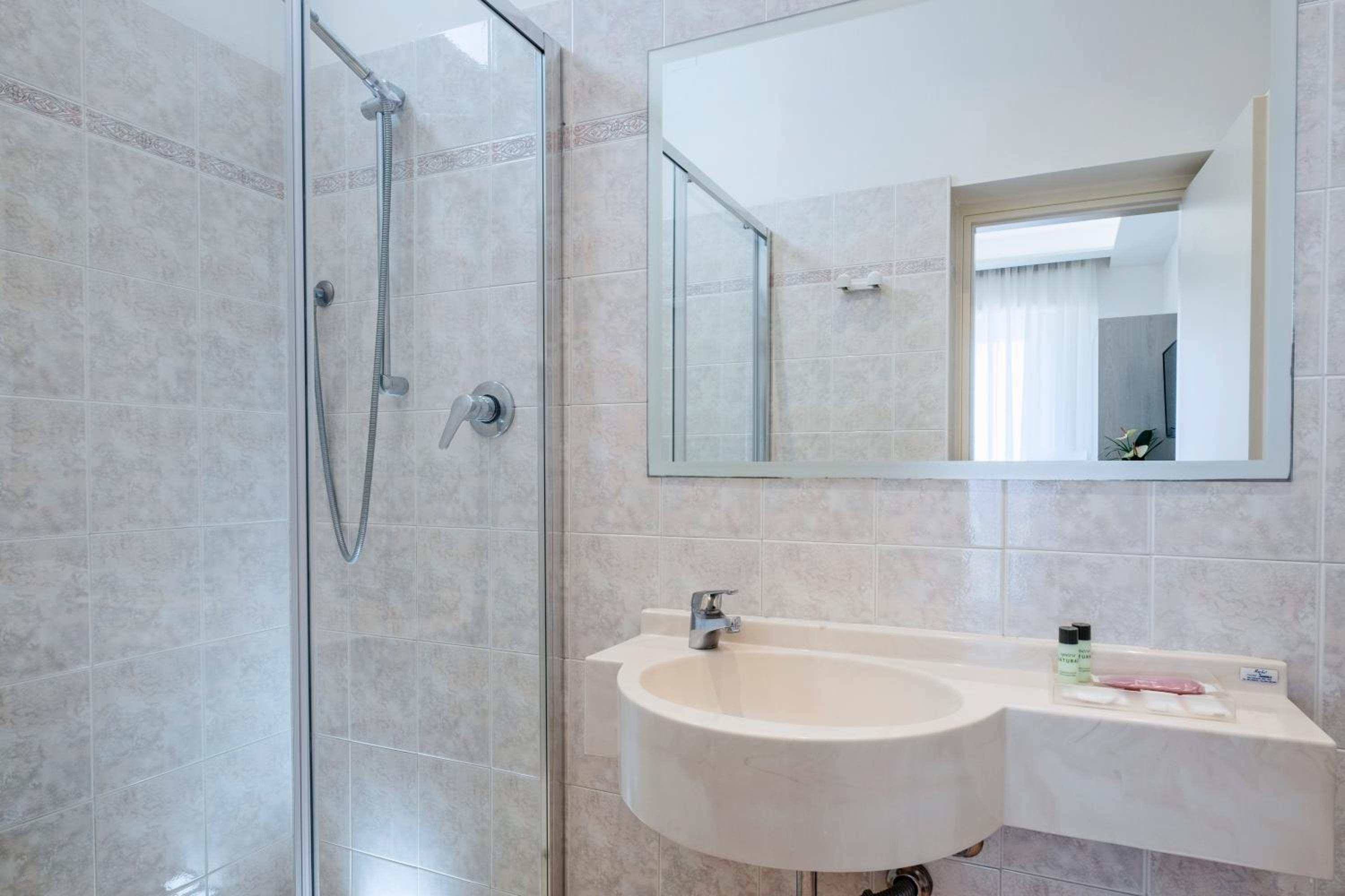 Deluxe Triple Room - Photo 21
