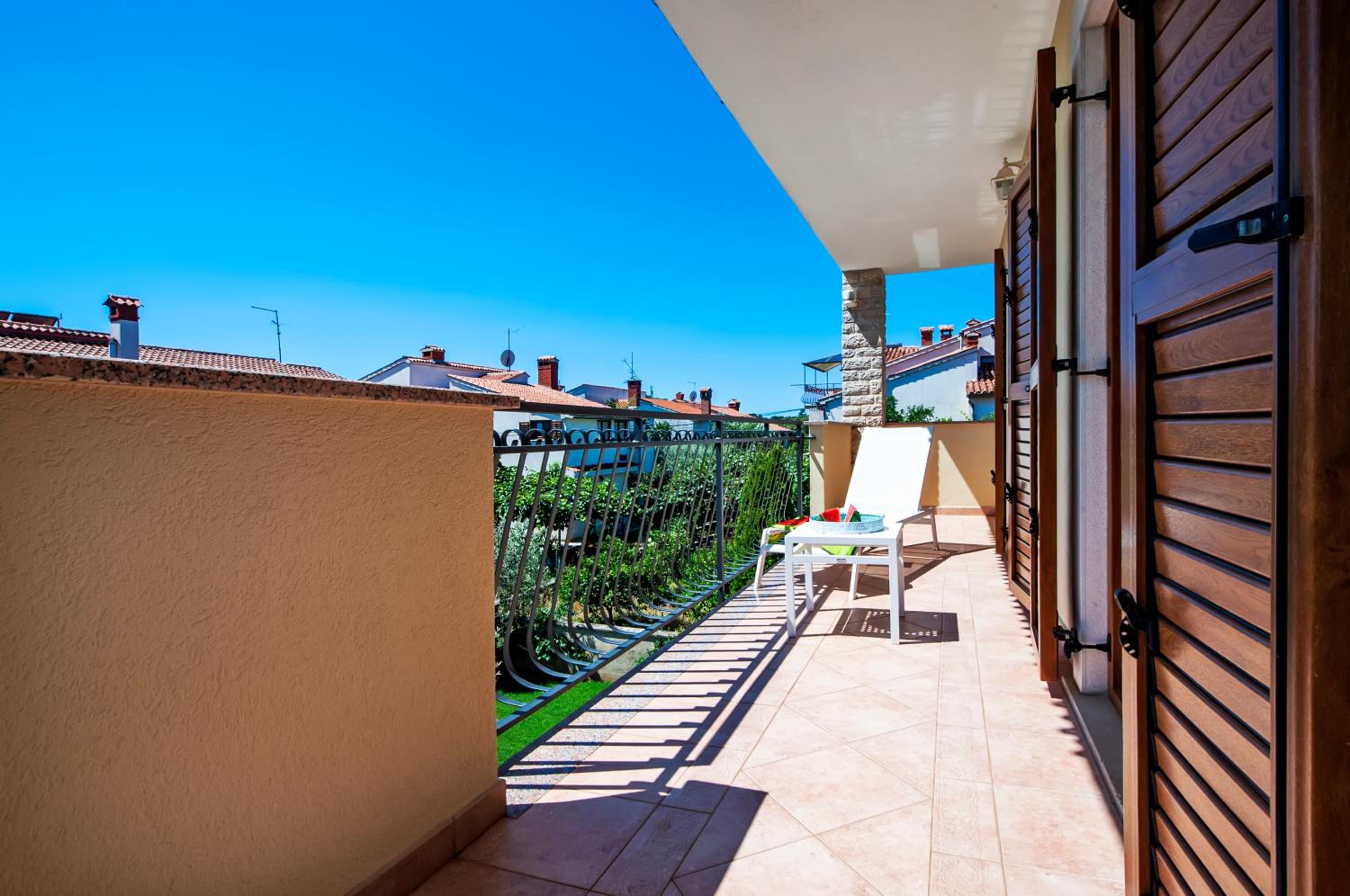 Four-Bedroom Apartment with Terrace - Photo 2