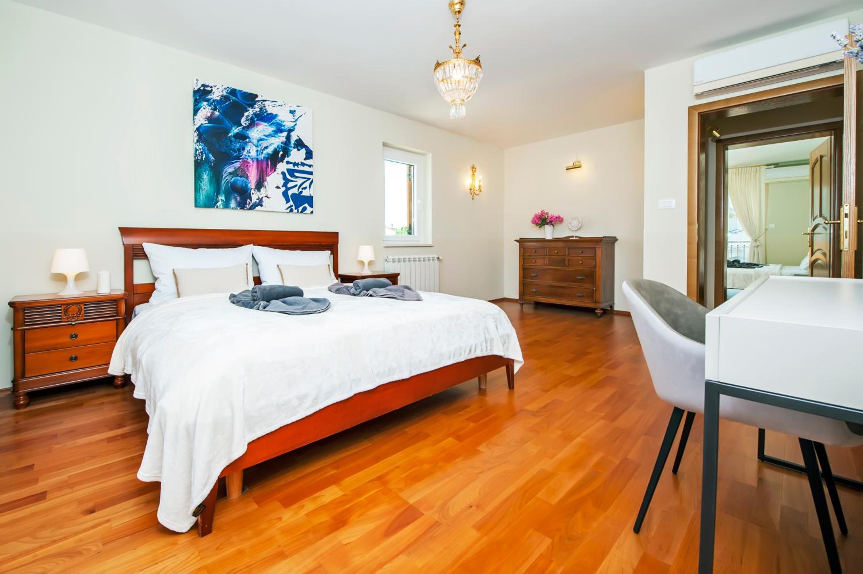 Four-Bedroom Apartment with Terrace - Photo 3