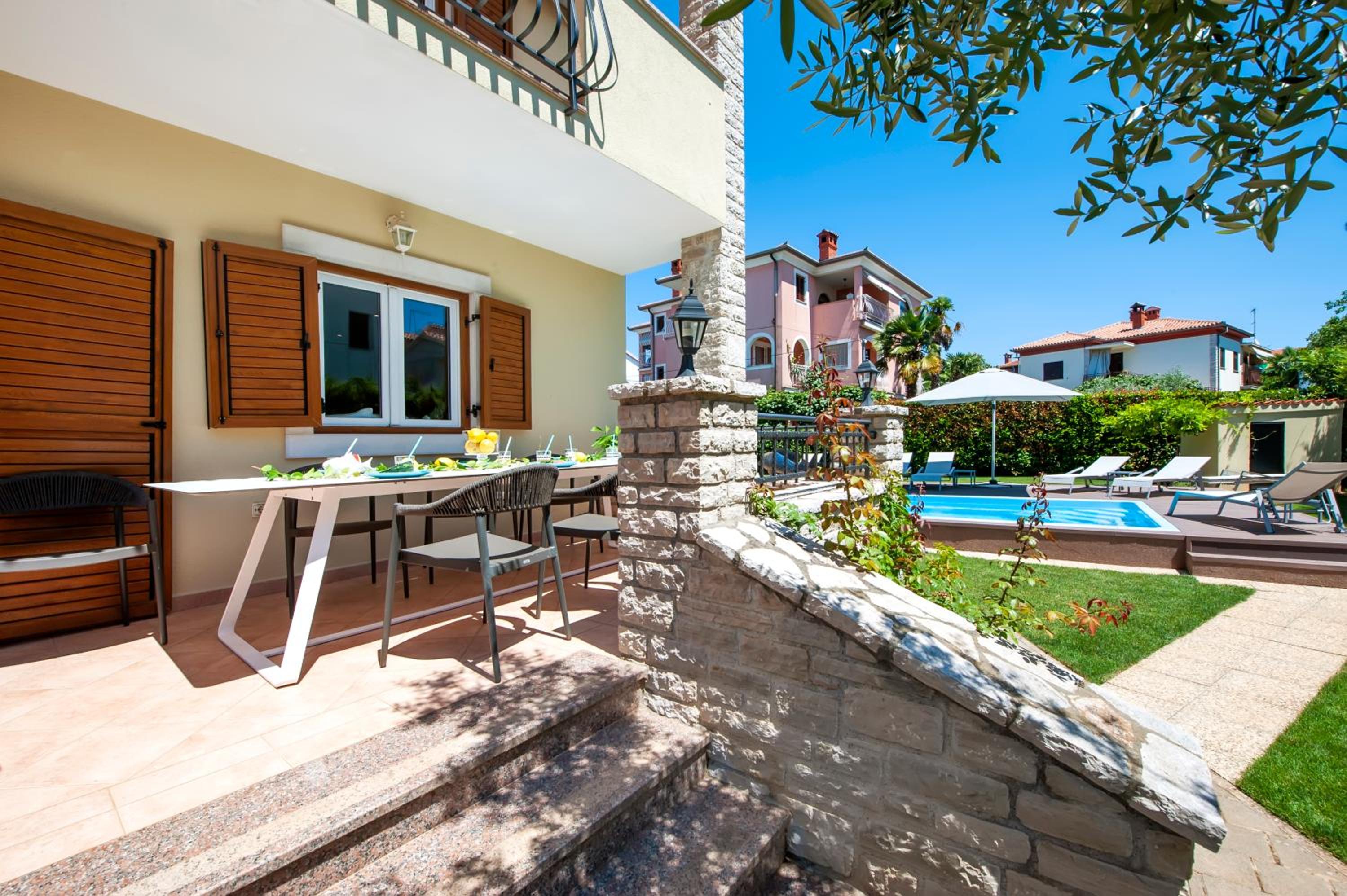 Four-Bedroom Apartment with Terrace - Photo 16