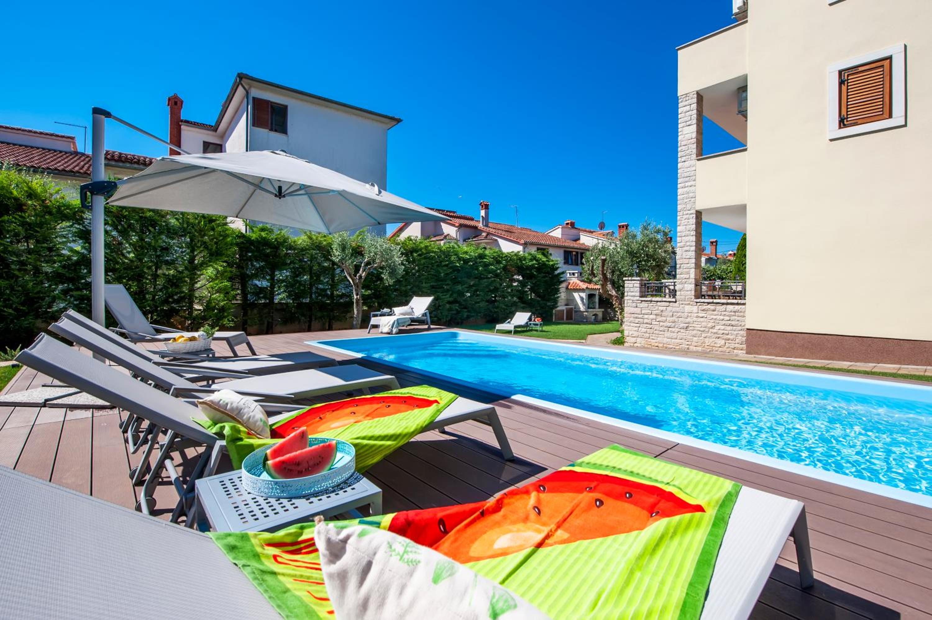 Four-Bedroom Apartment with Terrace - Photo 43