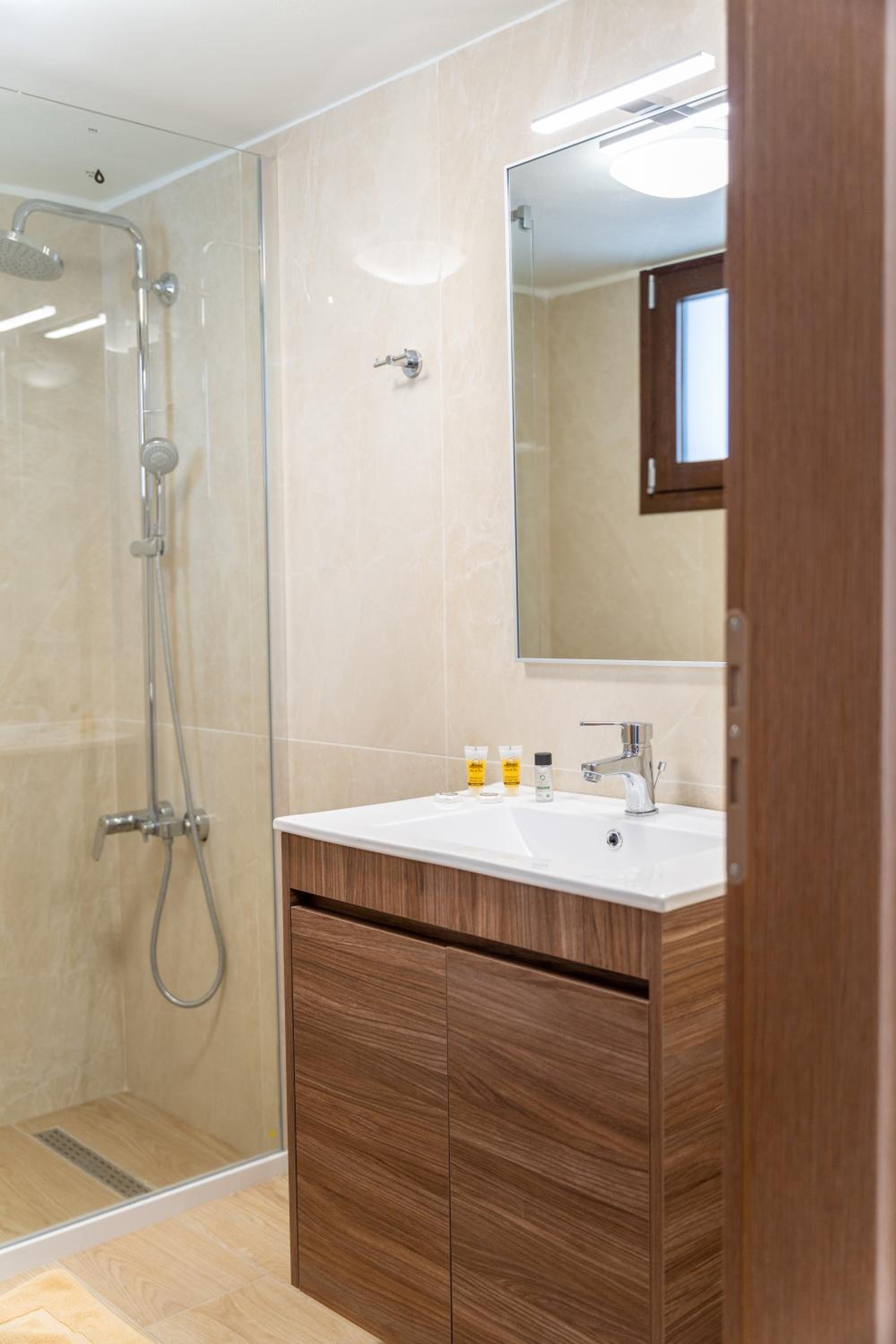 Deluxe Quadruple Room - Photo 20