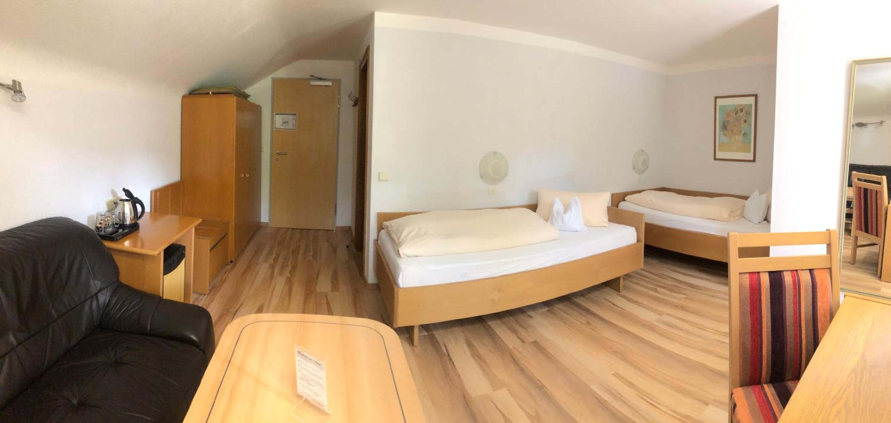 Standard Twin Room with Balcony - Photo 1