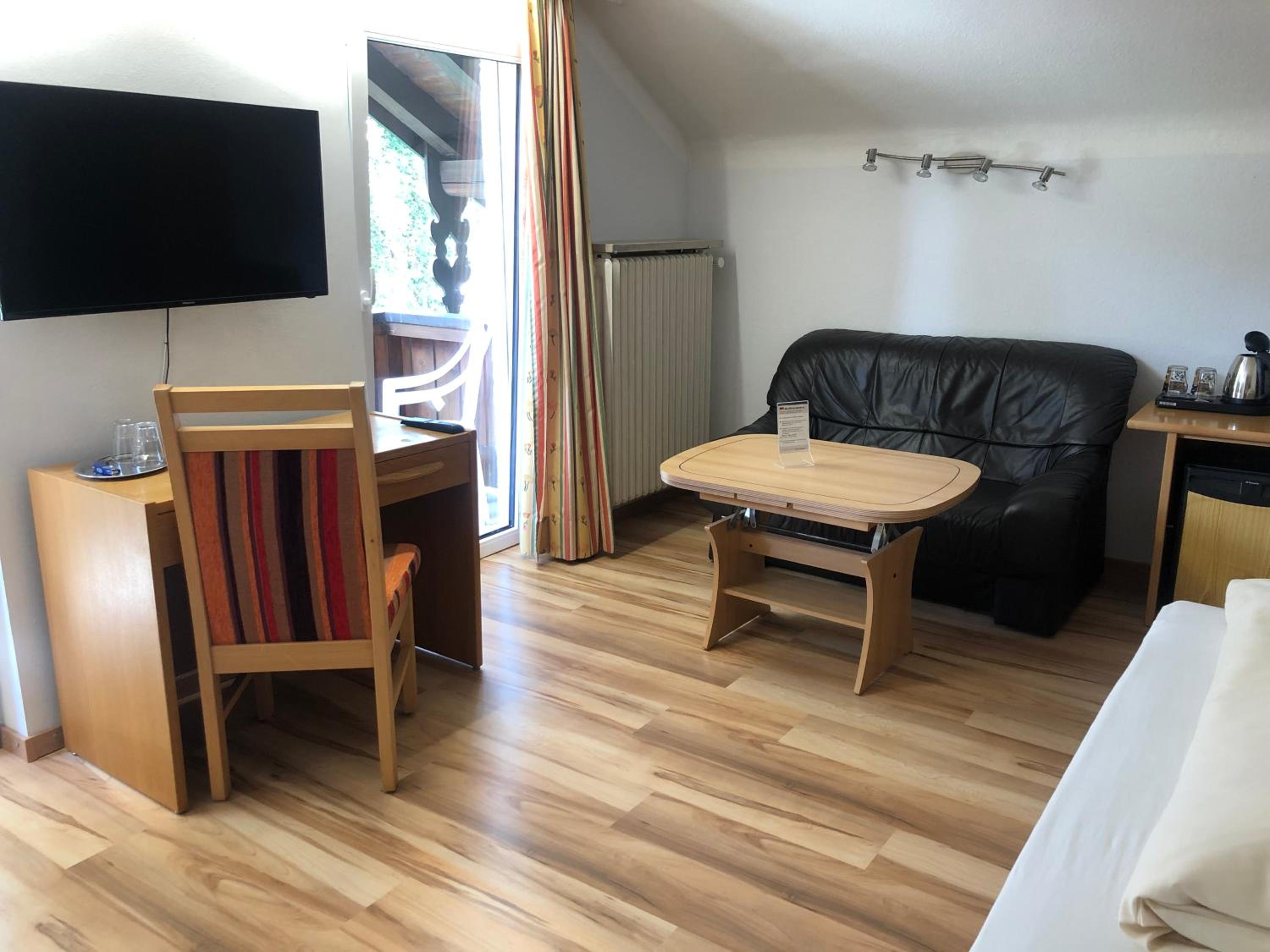 Standard Twin Room with Balcony - Photo 3