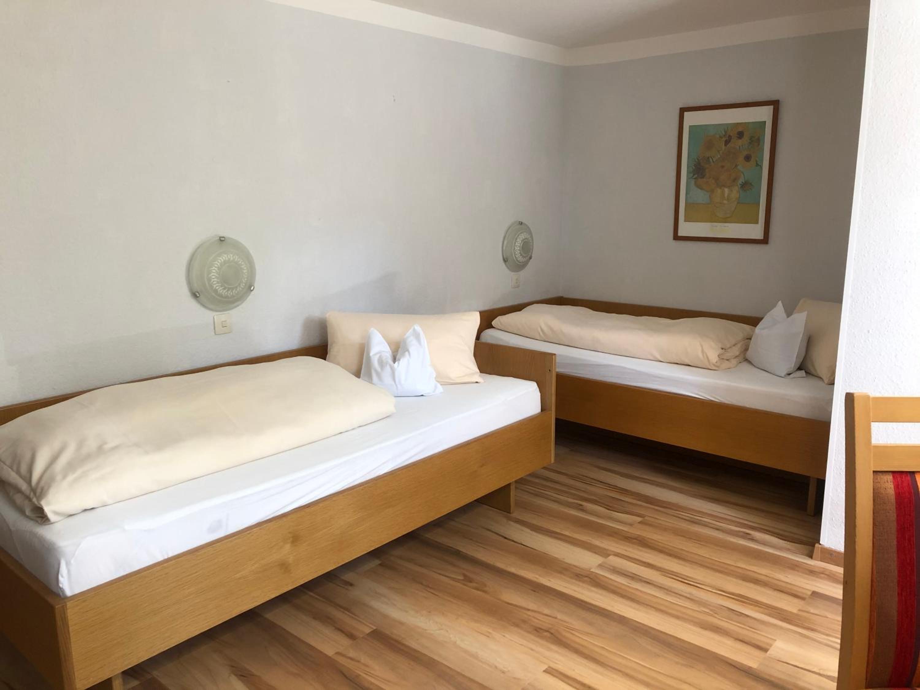 Standard Twin Room with Balcony - Photo 2
