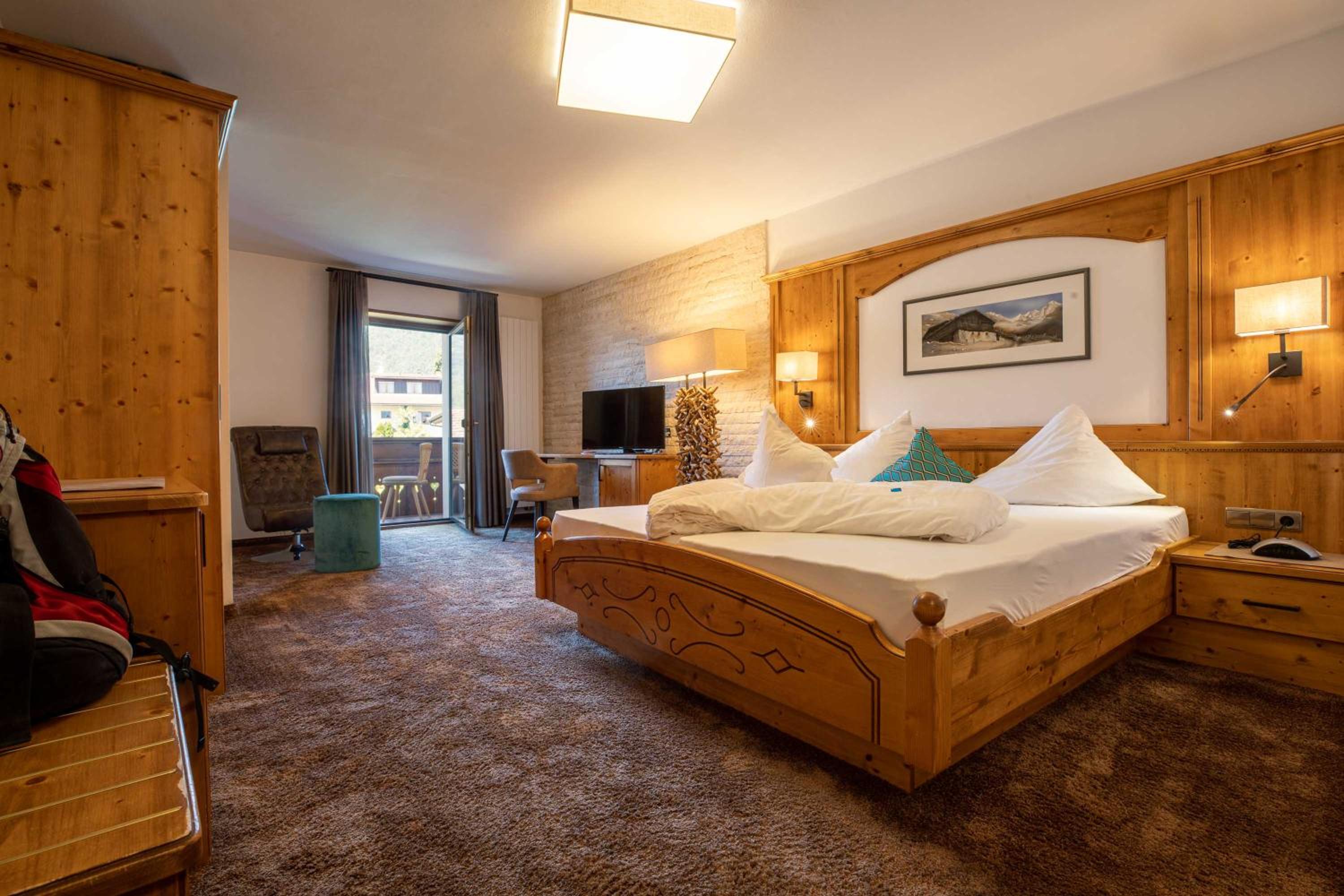 Junior Suite with Balcony - Photo 2