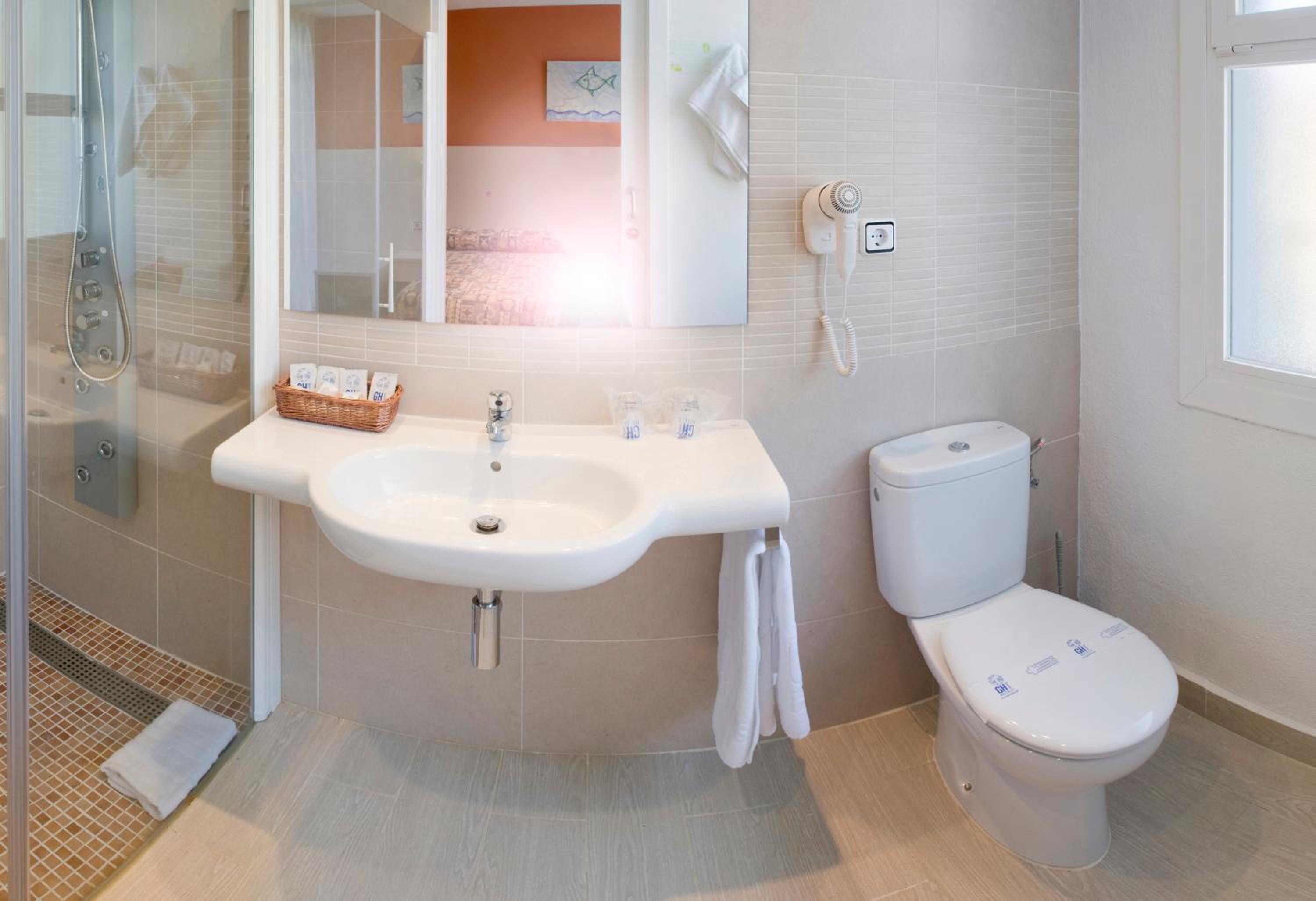 Double or Twin Room with Balcony - Photo 17
