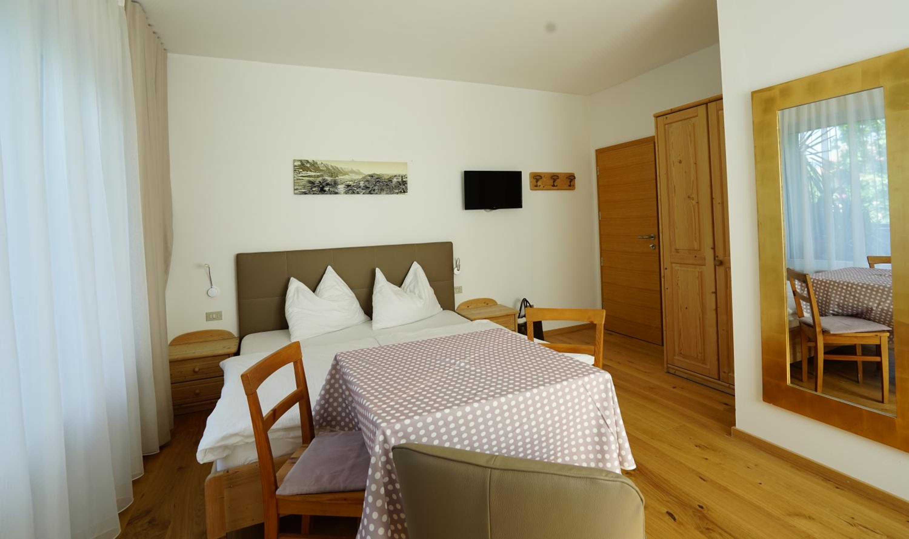Double Room with Balcony - Photo 10